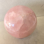 Rosenquarz Kugel – handgeschliffen +/- 0,76 kg Ø 8,1 cm