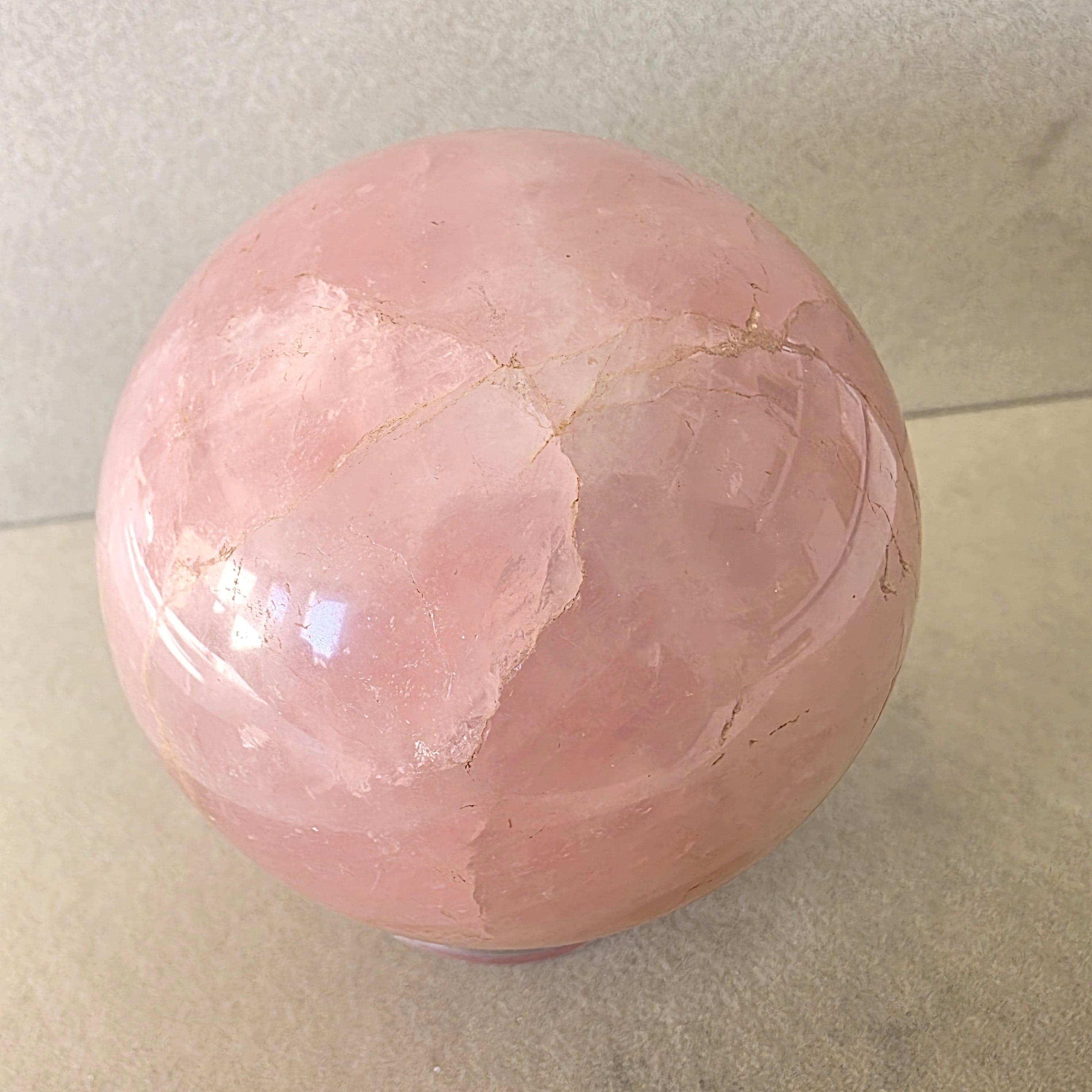 Rosenquarz Kugel – handgeschliffen +/- 0,76 kg Ø 8,1 cm