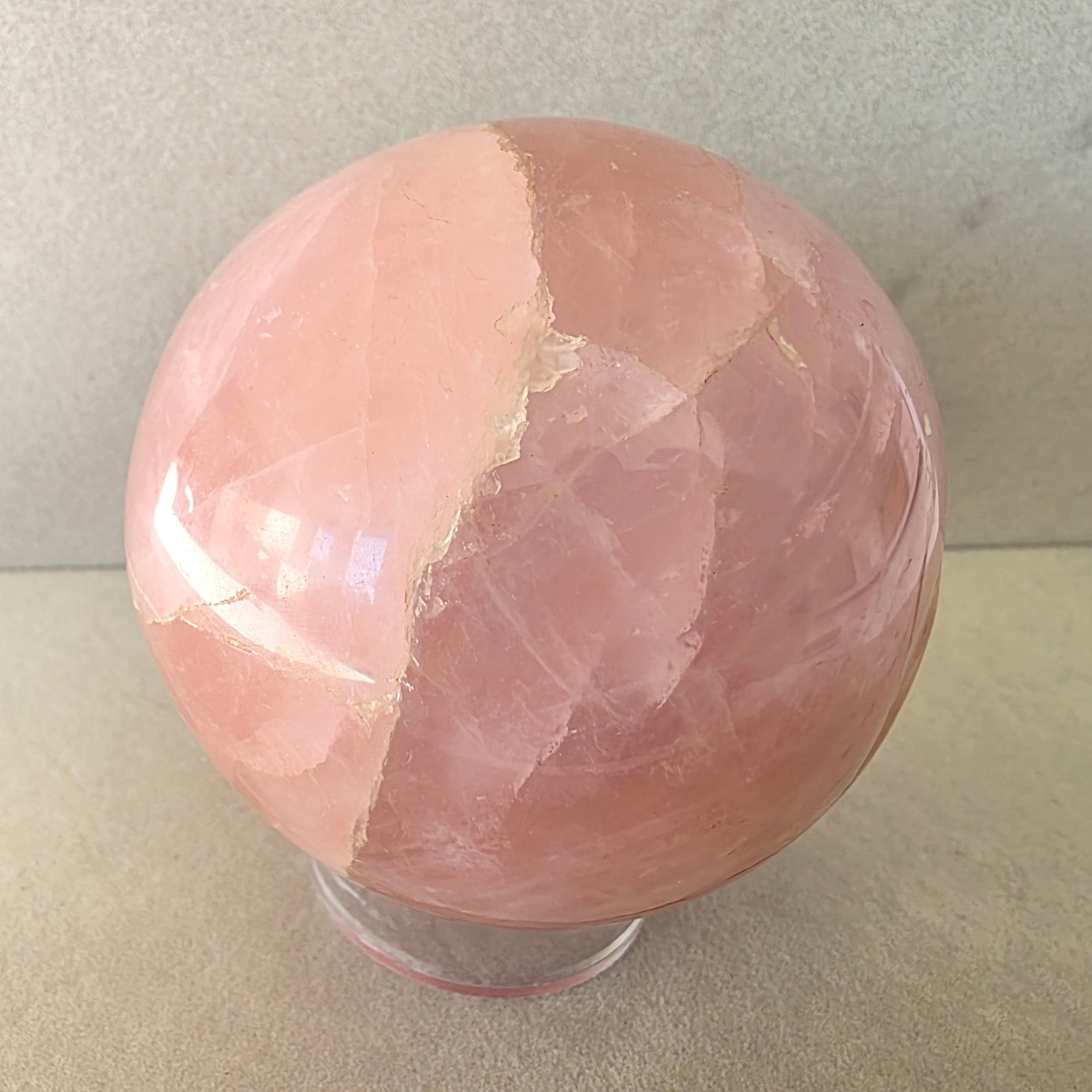 Rosenquarz Kugel – handgeschliffen +/- 0,76 kg Ø 8,2 cm