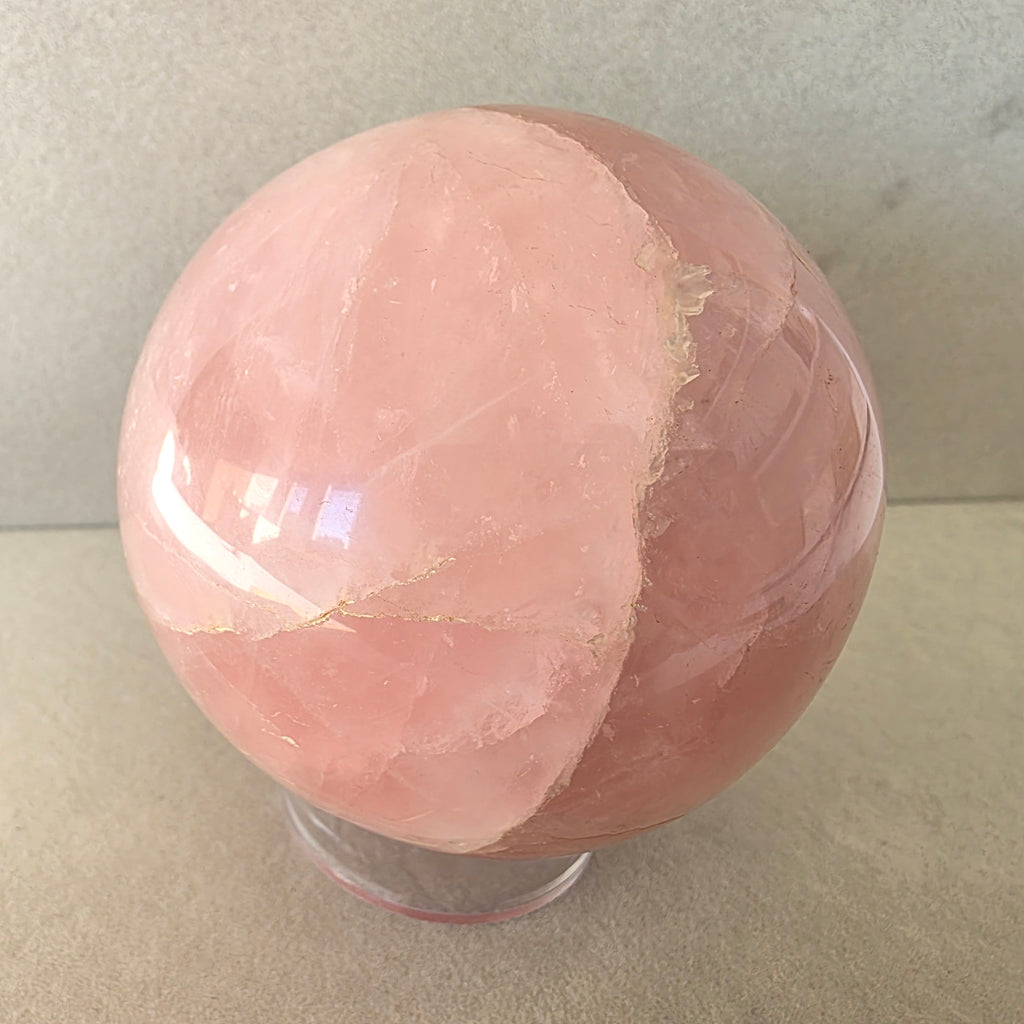 Rosenquarz Kugel – handgeschliffen +/- 0,76 kg Ø 8,2 cm