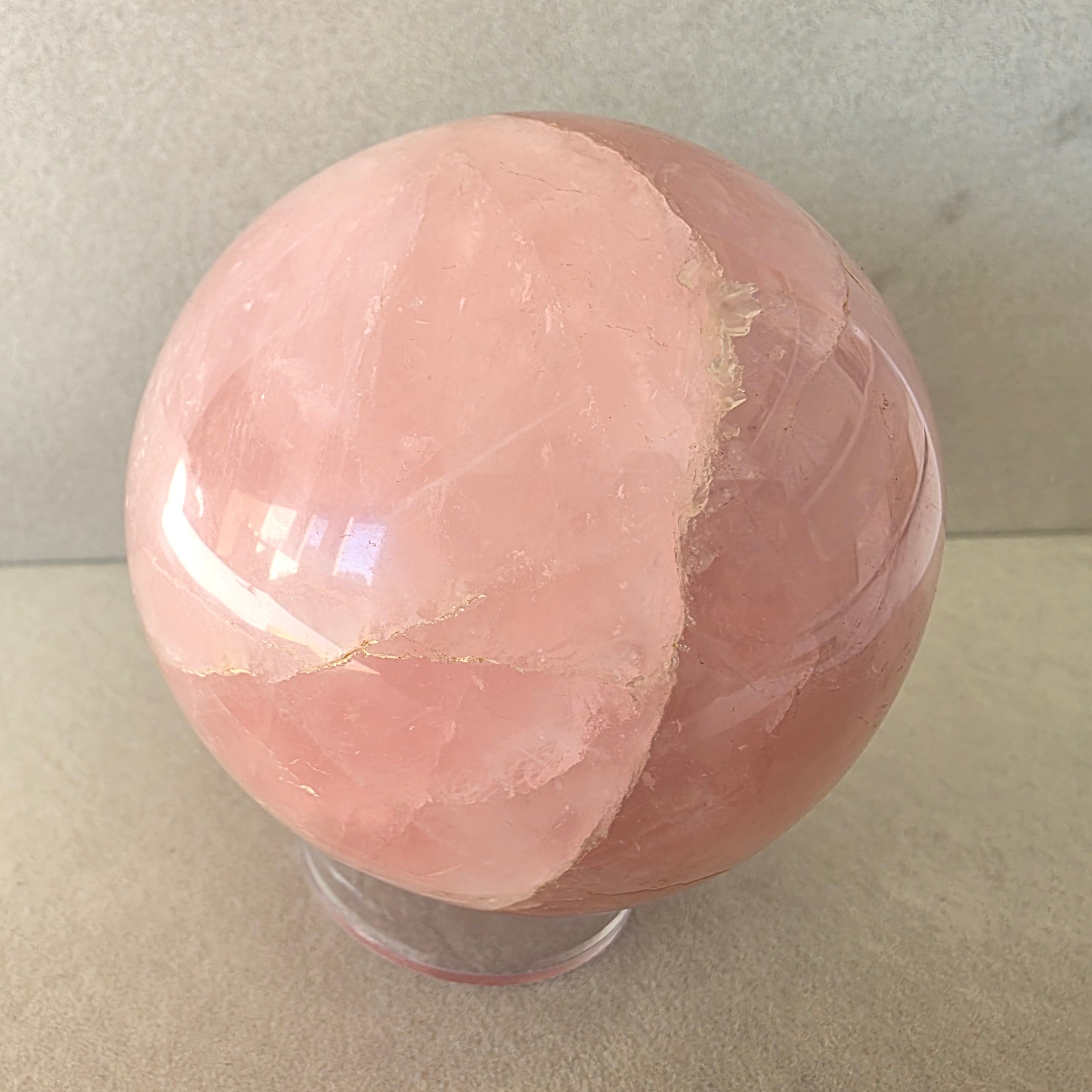Rosenquarz Kugel – handgeschliffen +/- 0,76 kg Ø 8,2 cm