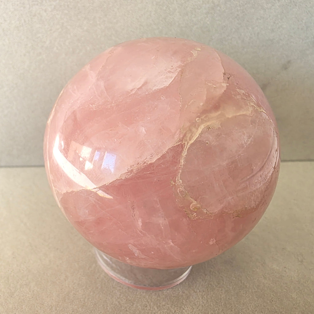 Rosenquarz Kugel – handgeschliffen +/- 0,76 kg Ø 8,2 cm