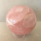 Rosenquarz Kugel – handgeschliffen +/- 0,76 kg Ø 8,2 cm