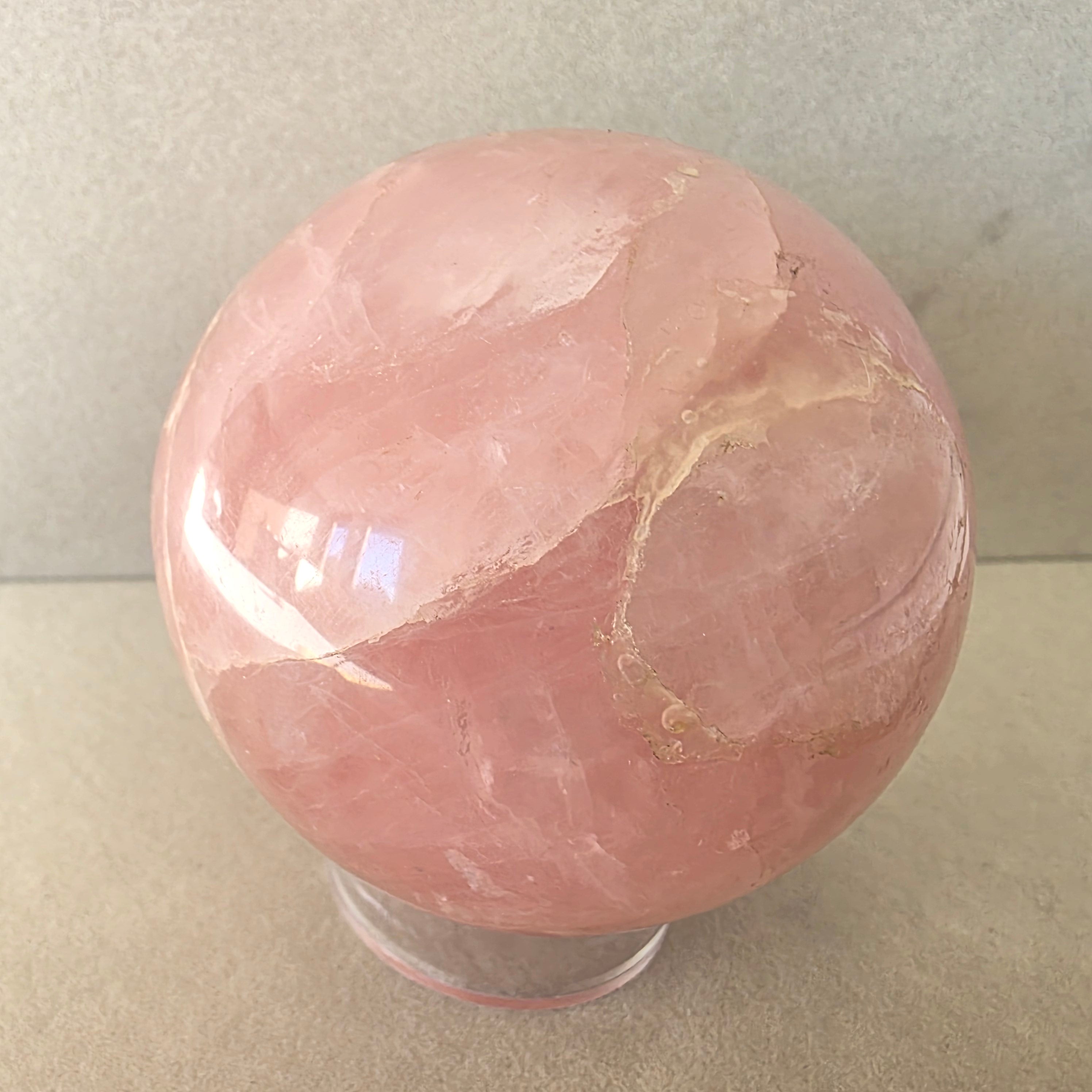 Rosenquarz Kugel – handgeschliffen +/- 0,76 kg Ø 8,2 cm