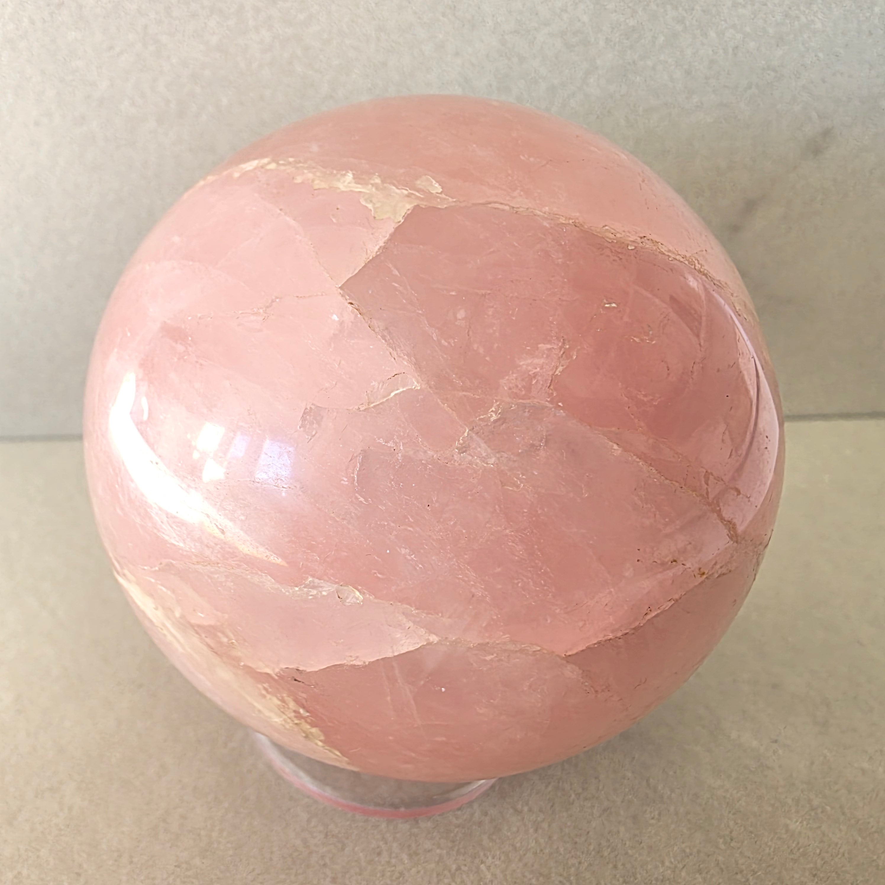 Rosenquarz Kugel – handgeschliffen +/- 0,76 kg Ø 8,2 cm