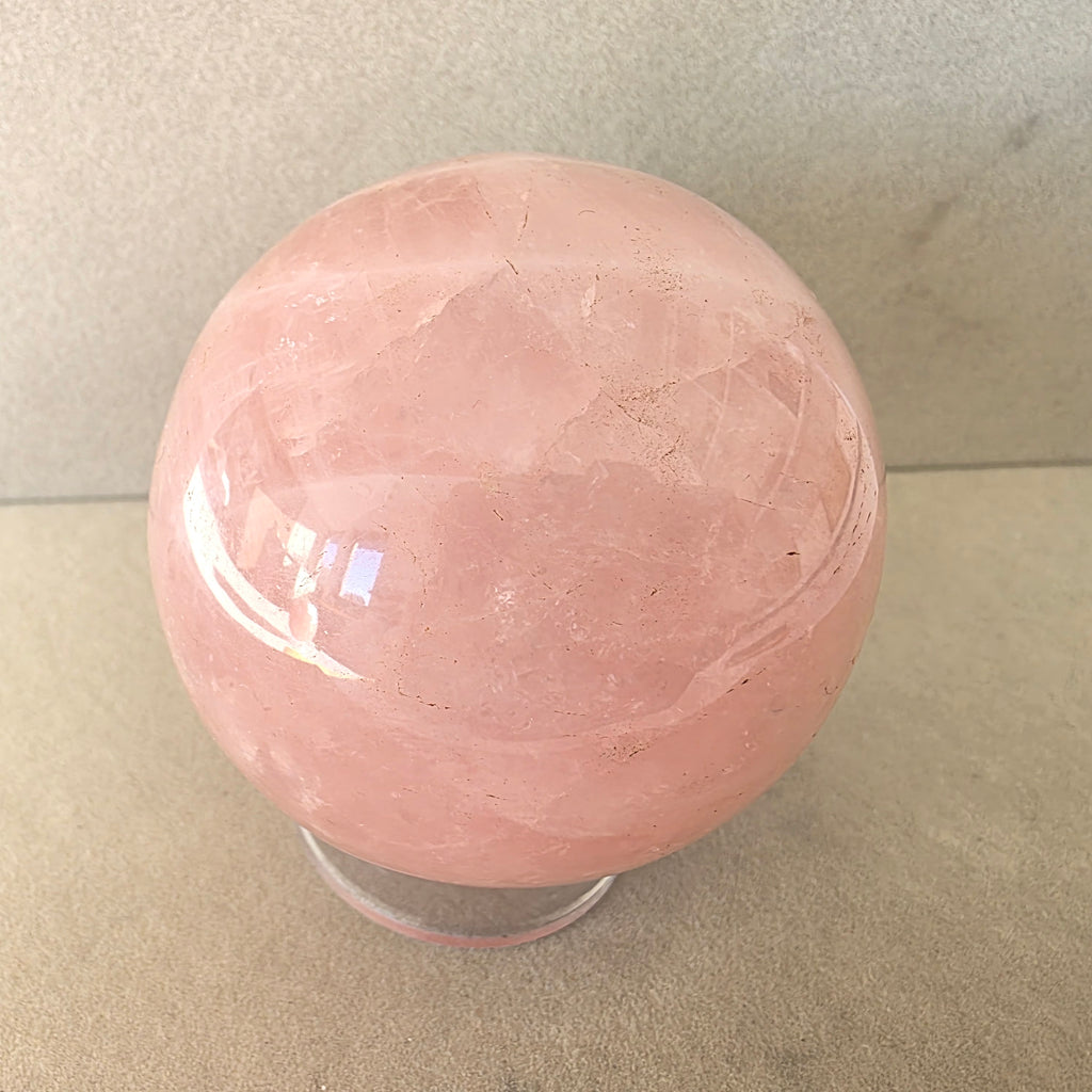 Rosenquarz Kugel – handgeschliffen +/- 0,59 kg Ø 7,4 cm