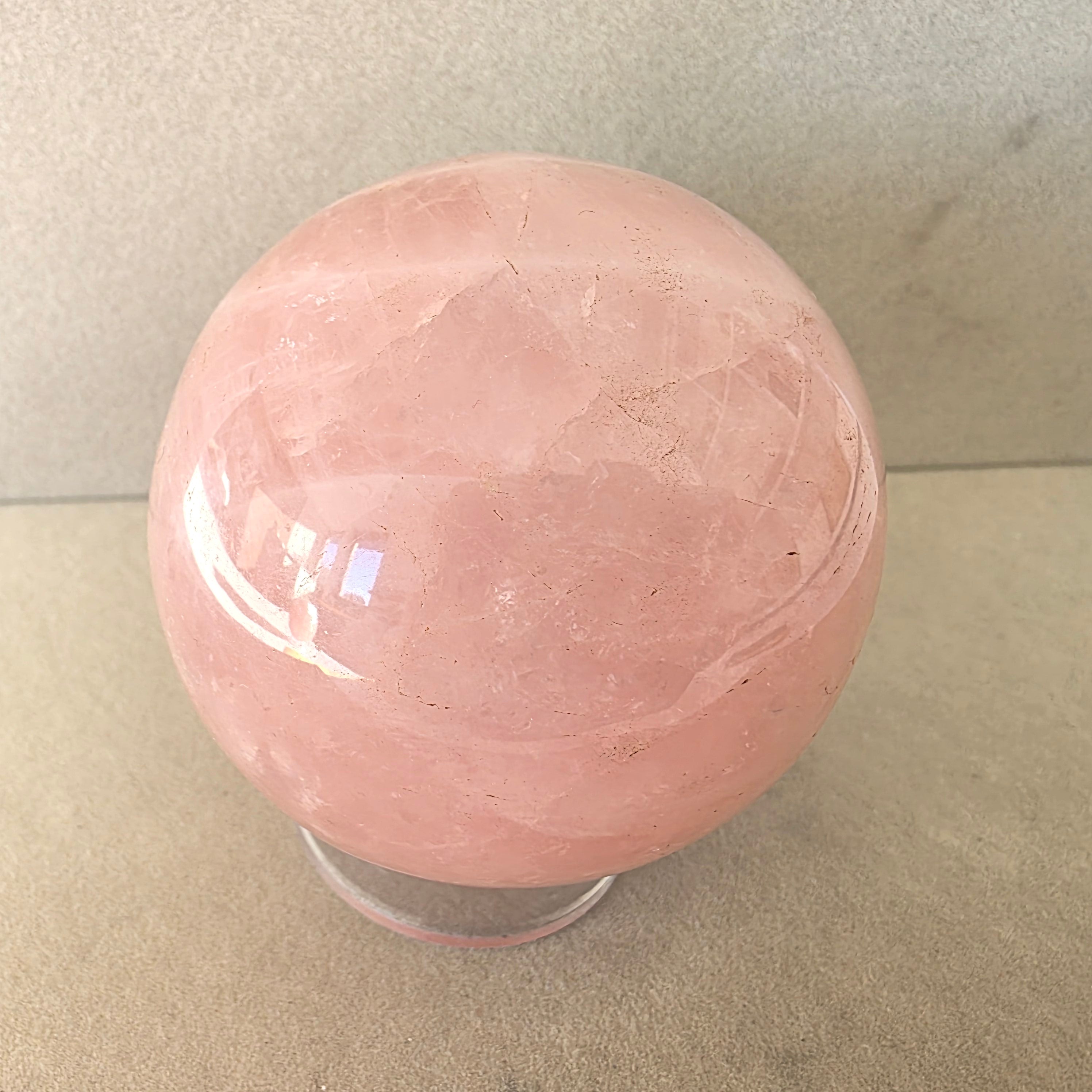 Rosenquarz Kugel – handgeschliffen +/- 0,59 kg Ø 7,4 cm