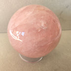 Rosenquarz Kugel – handgeschliffen +/- 0,59 kg Ø 7,4 cm