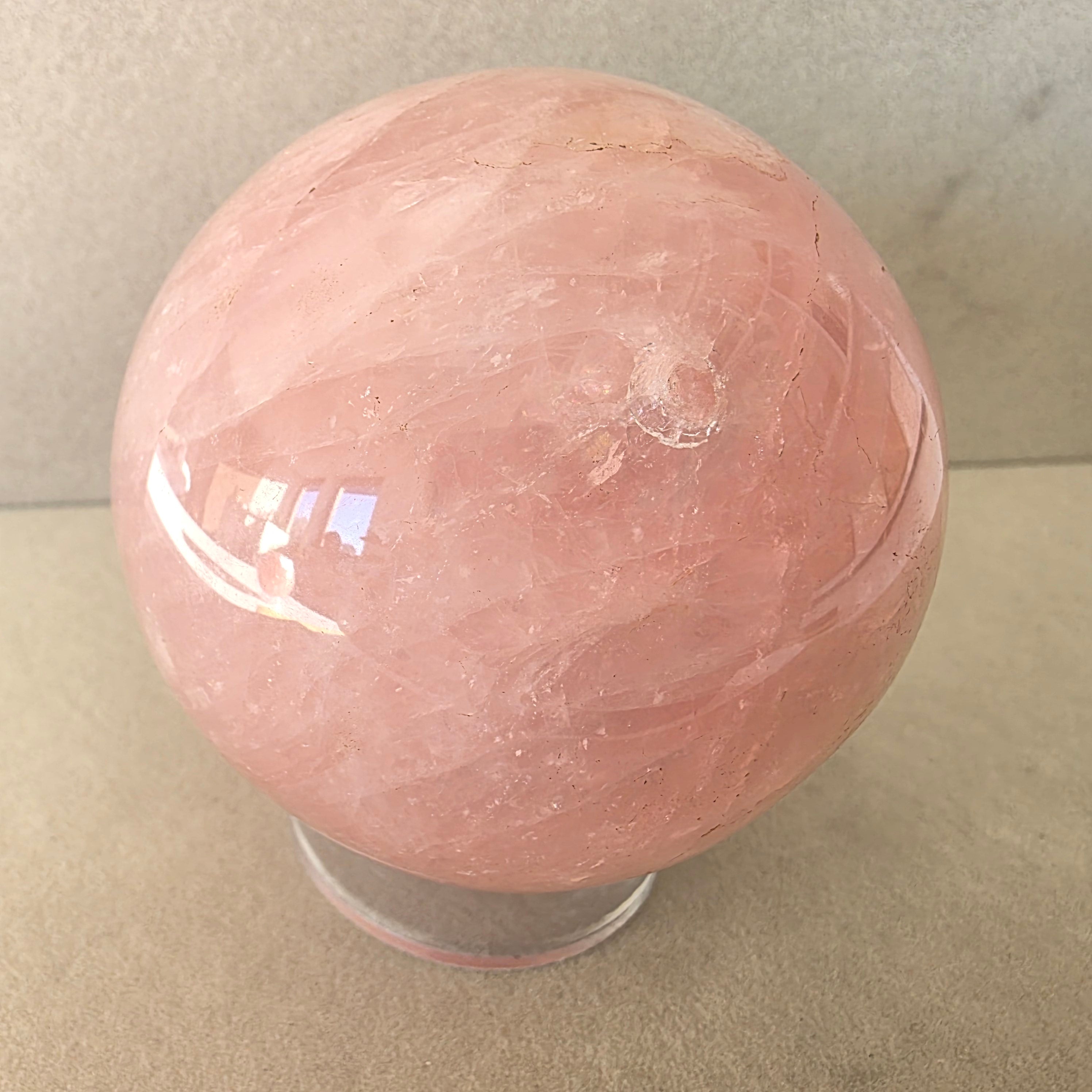 Rosenquarz Kugel – handgeschliffen +/- 0,59 kg Ø 7,4 cm