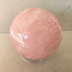 Rosenquarz Kugel – handgeschliffen +/- 0,59 kg Ø 7,4 cm