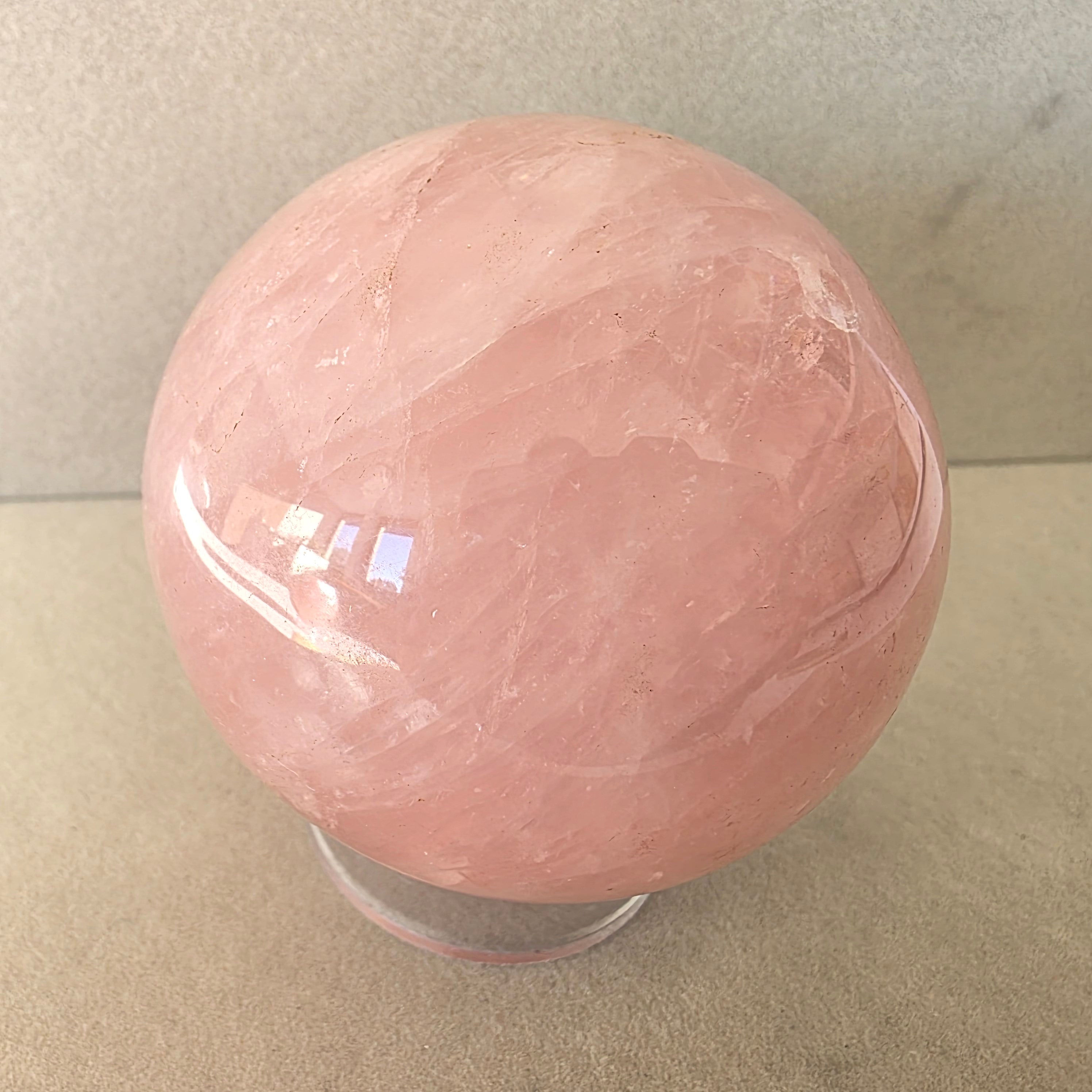 Rosenquarz Kugel – handgeschliffen +/- 0,59 kg Ø 7,4 cm