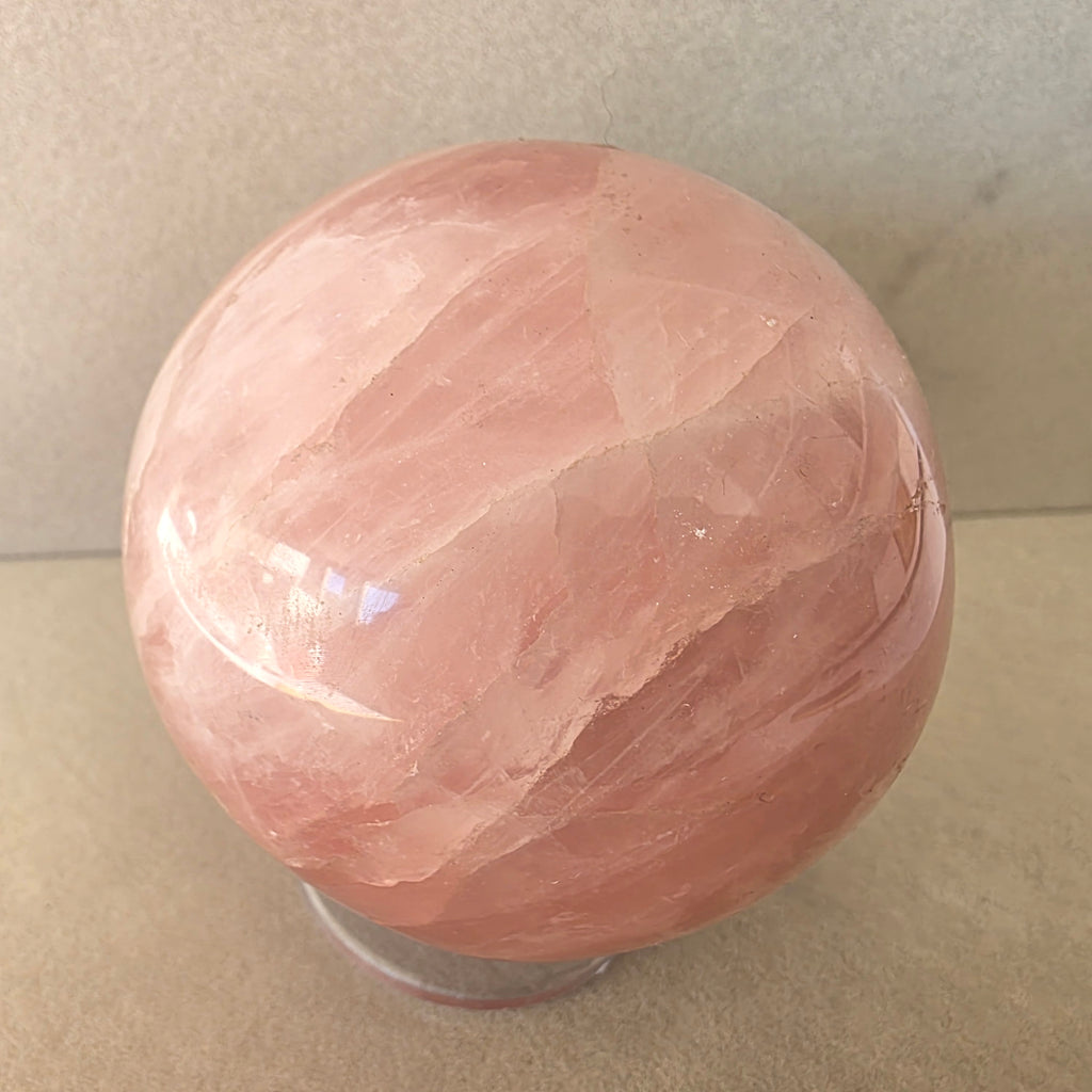 Rosenquarz Kugel – handgeschliffen +/- 0,73 kg Ø 8 cm