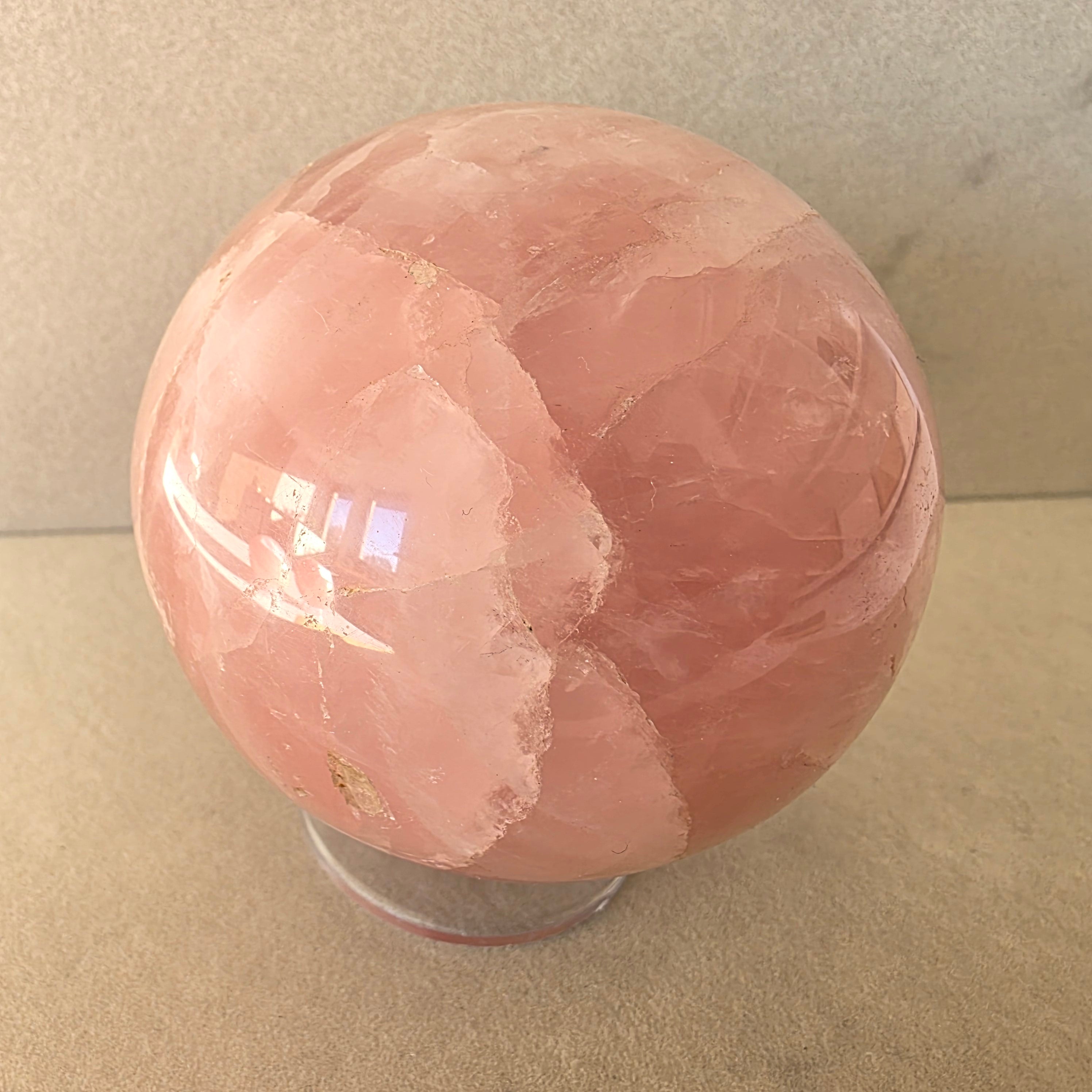 Rosenquarz Kugel – handgeschliffen +/- 0,73 kg Ø 8 cm