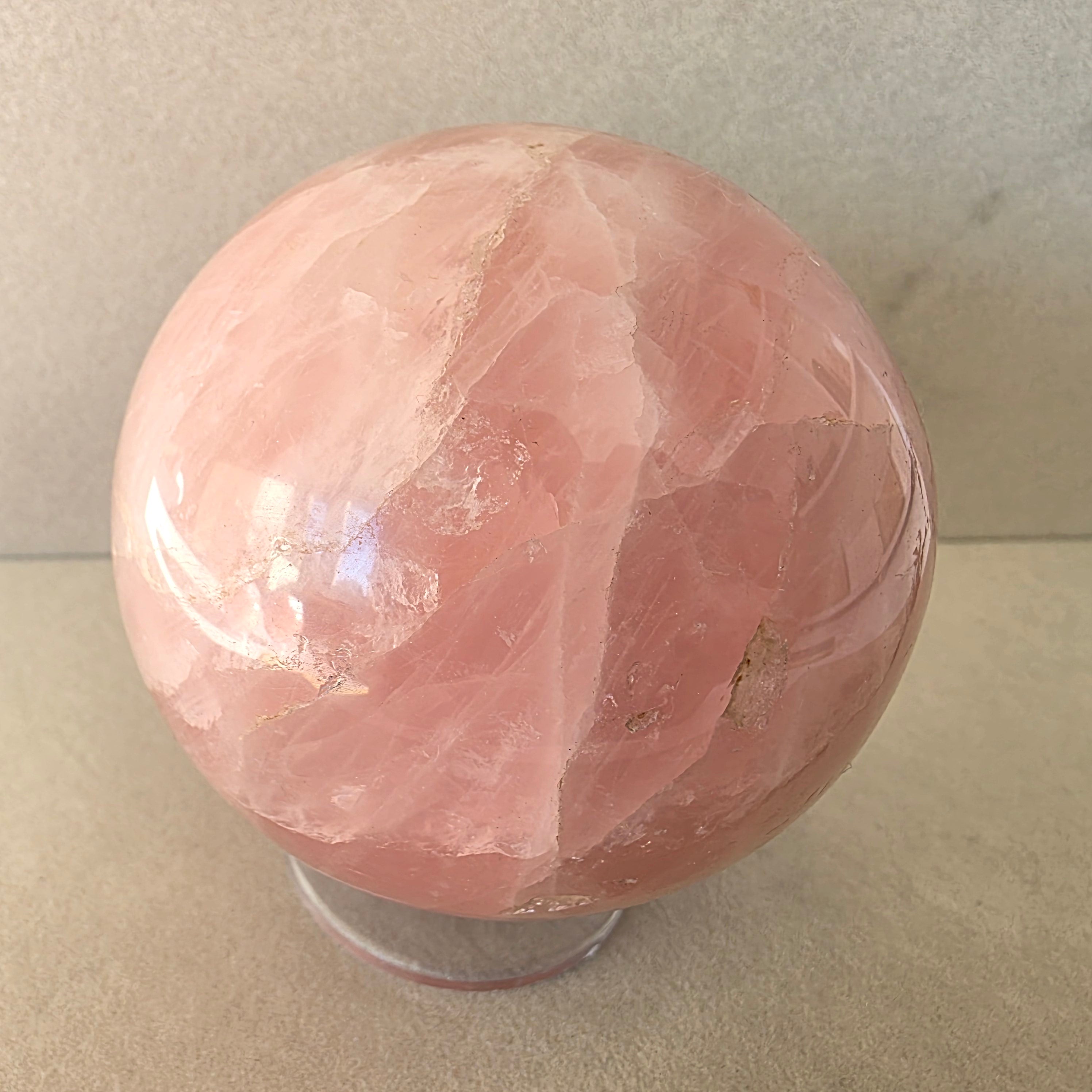 Rosenquarz Kugel – handgeschliffen +/- 0,73 kg Ø 8 cm