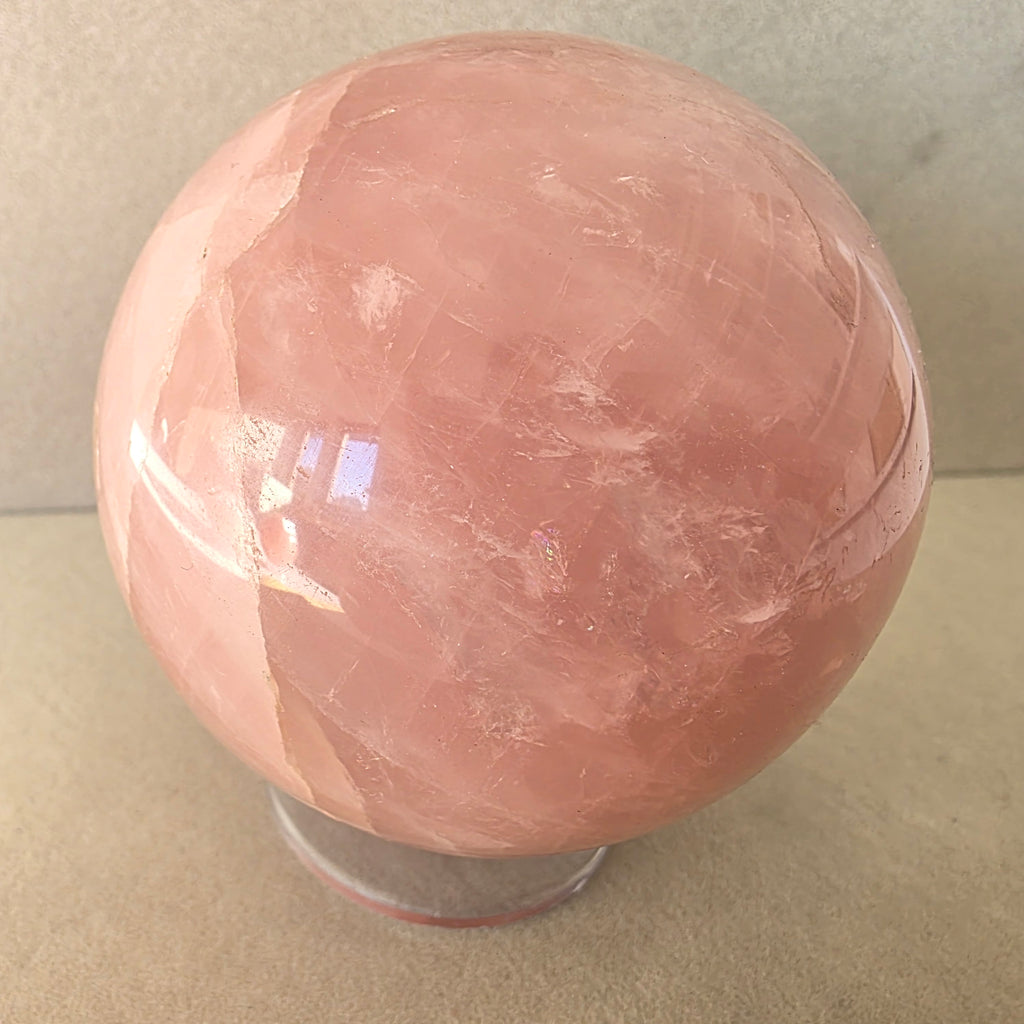 Rosenquarz Kugel – handgeschliffen +/- 0,73 kg Ø 8 cm