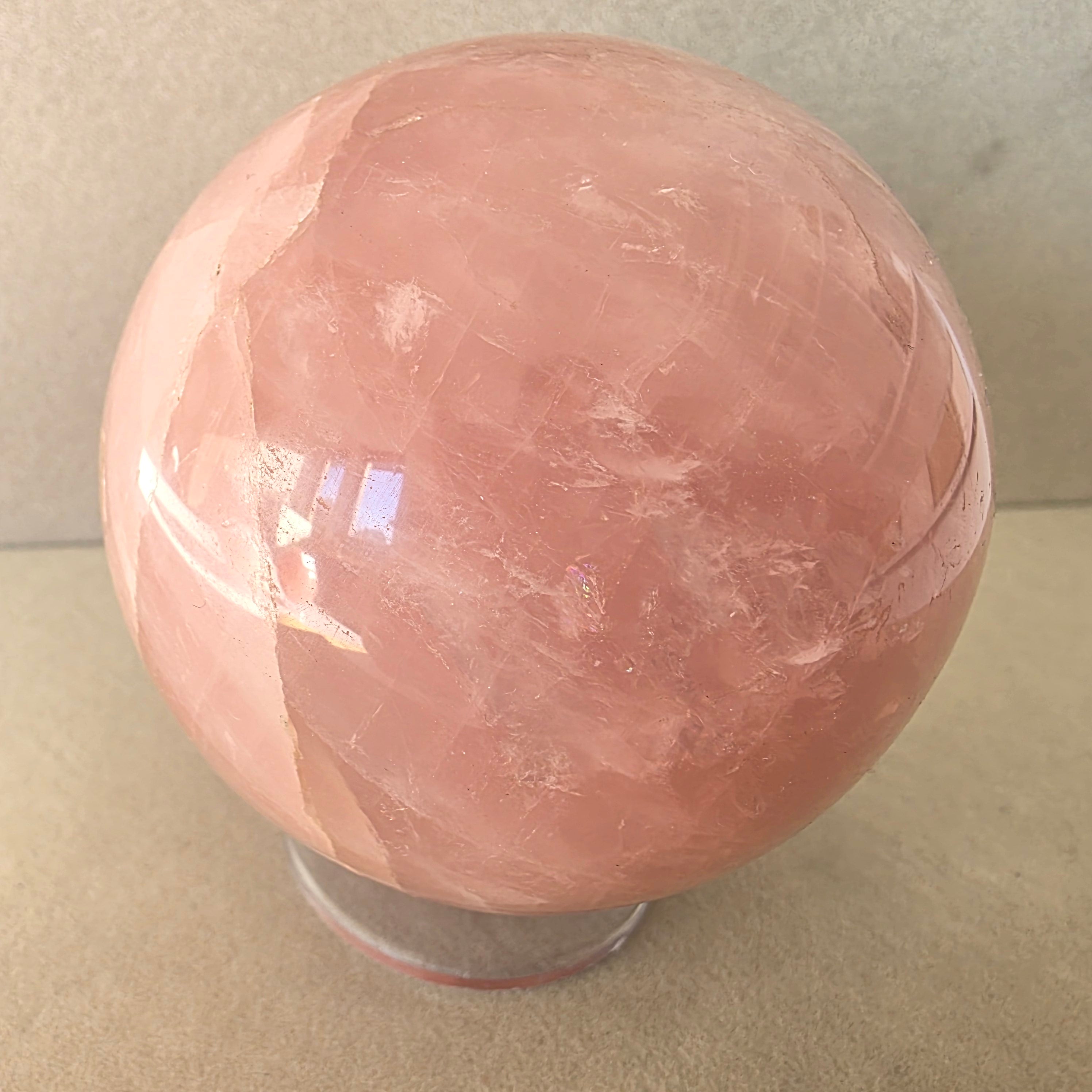Rosenquarz Kugel – handgeschliffen +/- 0,73 kg Ø 8 cm