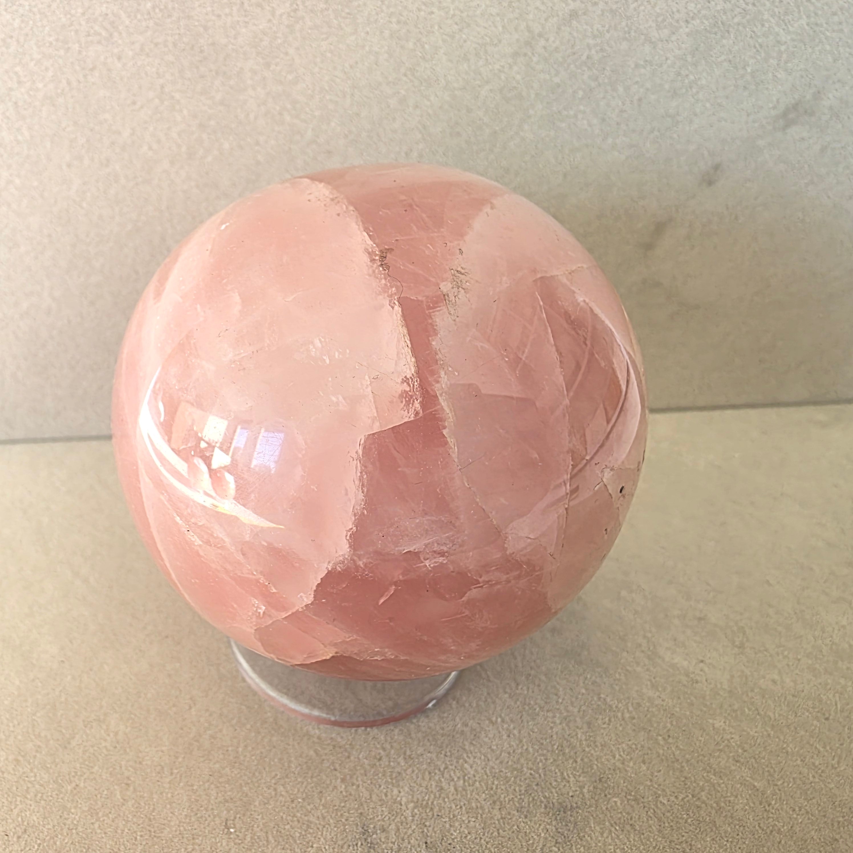 Rosenquarz Kugel – handgeschliffen +/- 0,73 kg Ø 8 cm