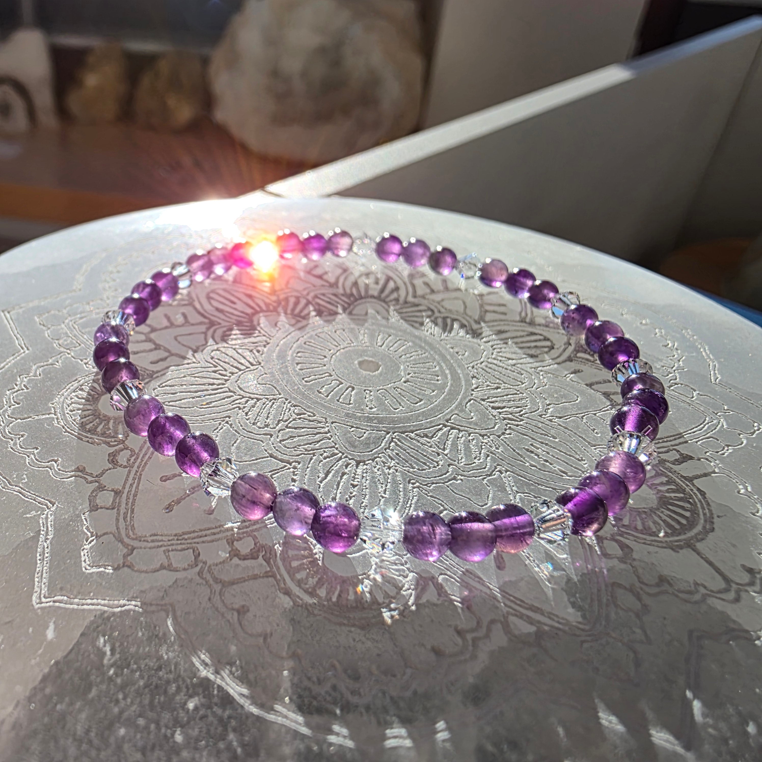 Amethyst & Kristall – handgefertigtes Reiki-Kugelarmband +/- 4 mm