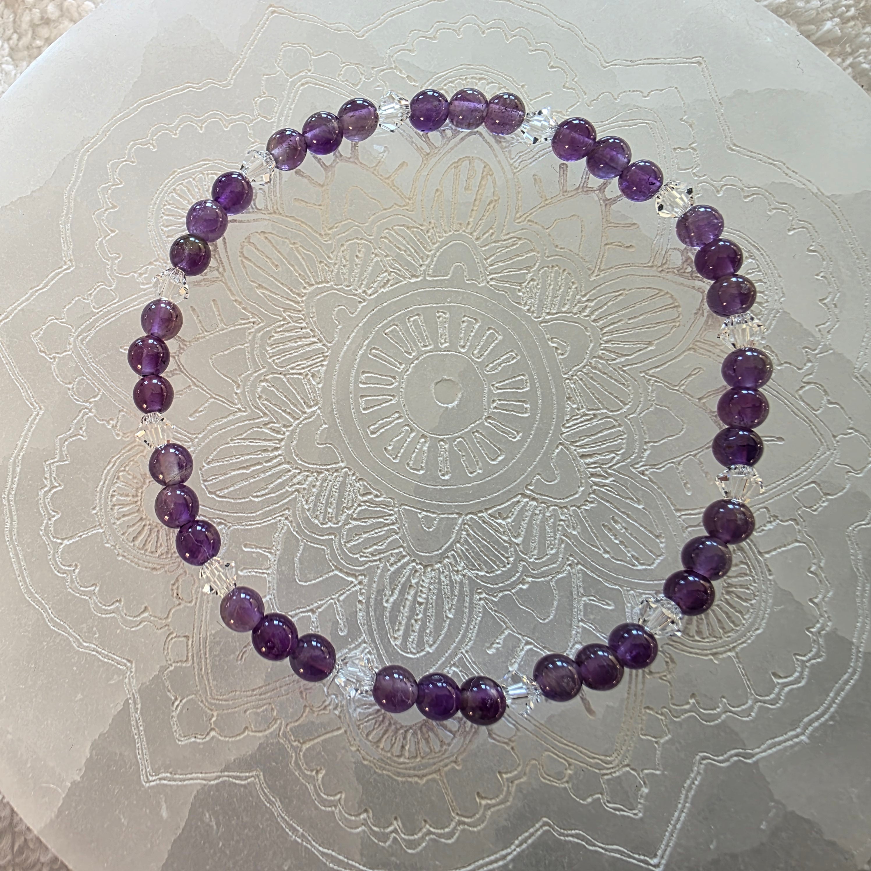 Amethyst & Kristall – handgefertigtes Reiki-Kugelarmband +/- 4 mm