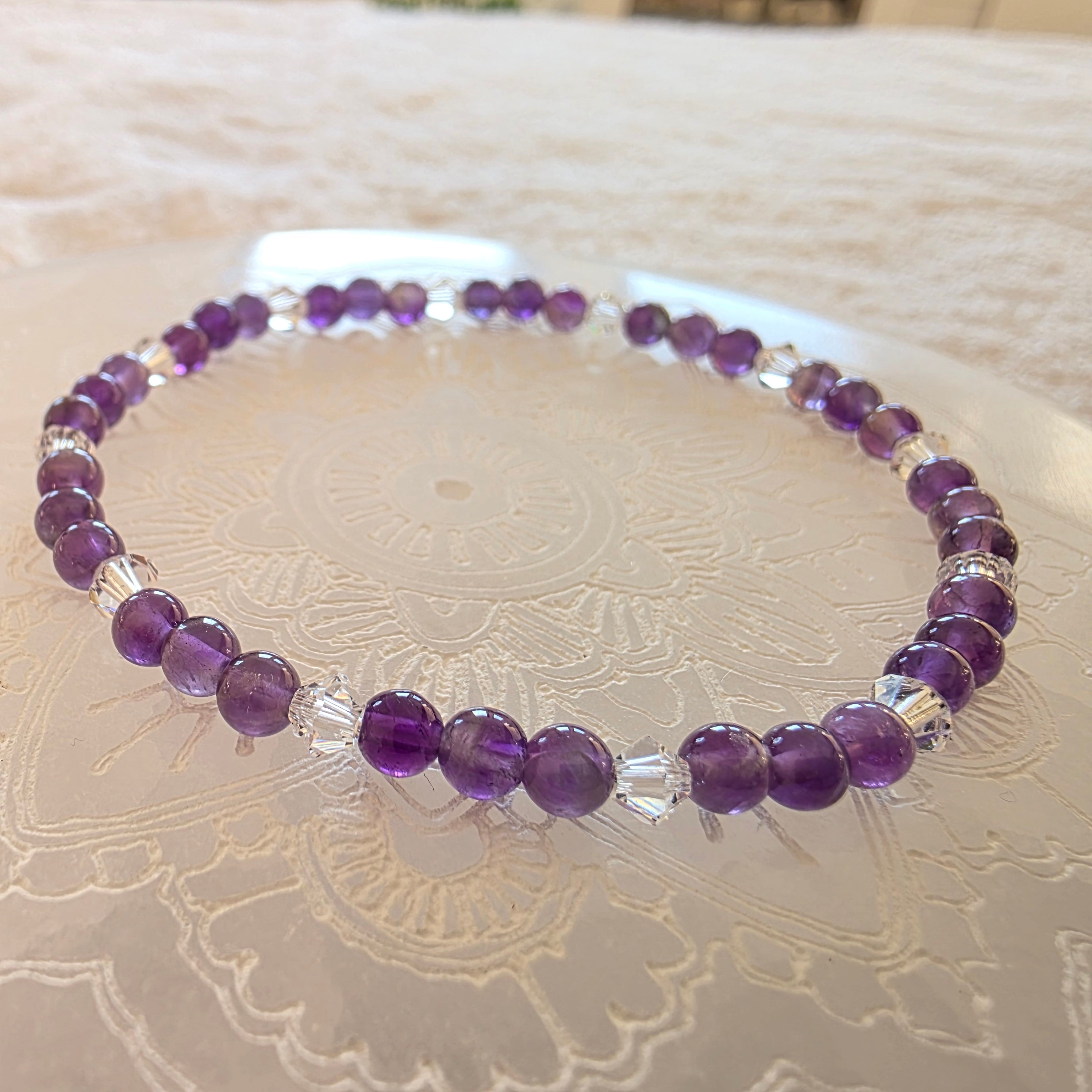 Amethyst & Kristall – handgefertigtes Reiki-Kugelarmband +/- 4 mm