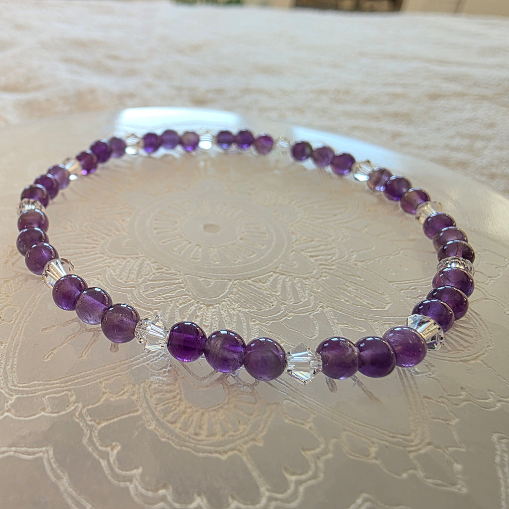 Amethyst & Kristall – handgefertigtes Reiki-Kugelarmband +/- 4 mm