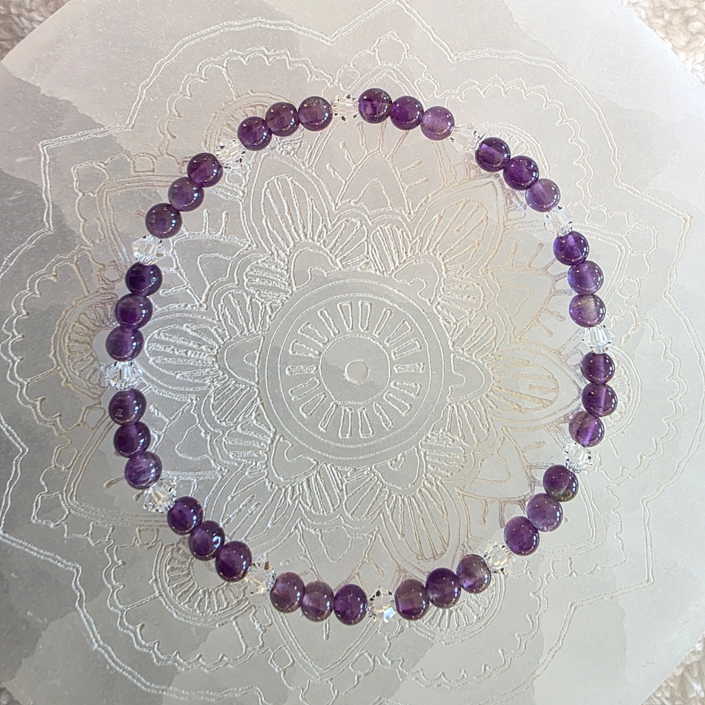 Amethyst & Kristall – handgefertigtes Reiki-Kugelarmband +/- 4 mm