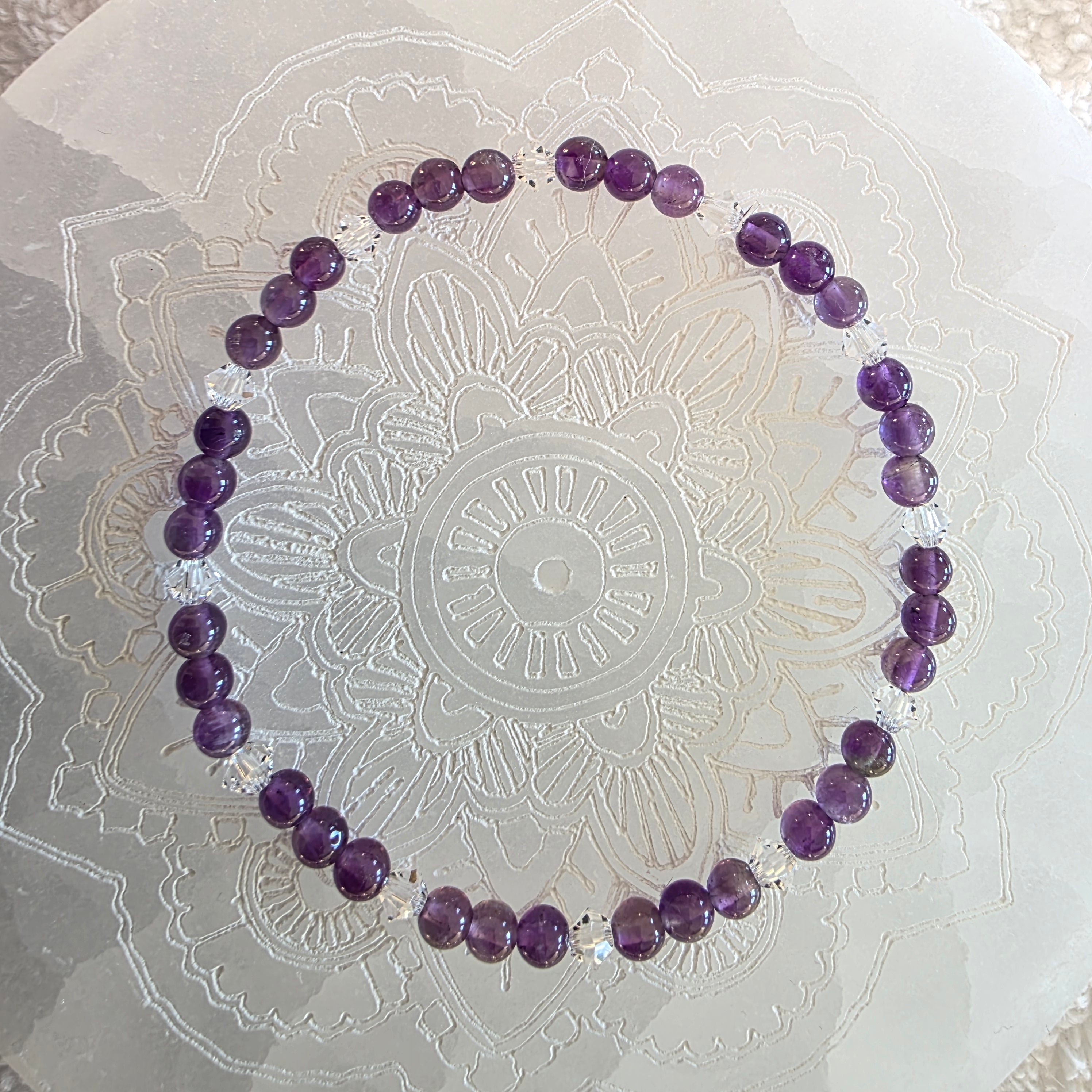 Amethyst & Kristall – handgefertigtes Reiki-Kugelarmband +/- 4 mm