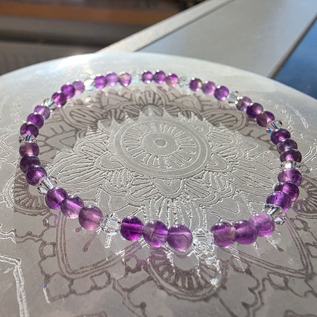 Amethyst & Kristall – handgefertigtes Reiki-Kugelarmband +/- 4 mm