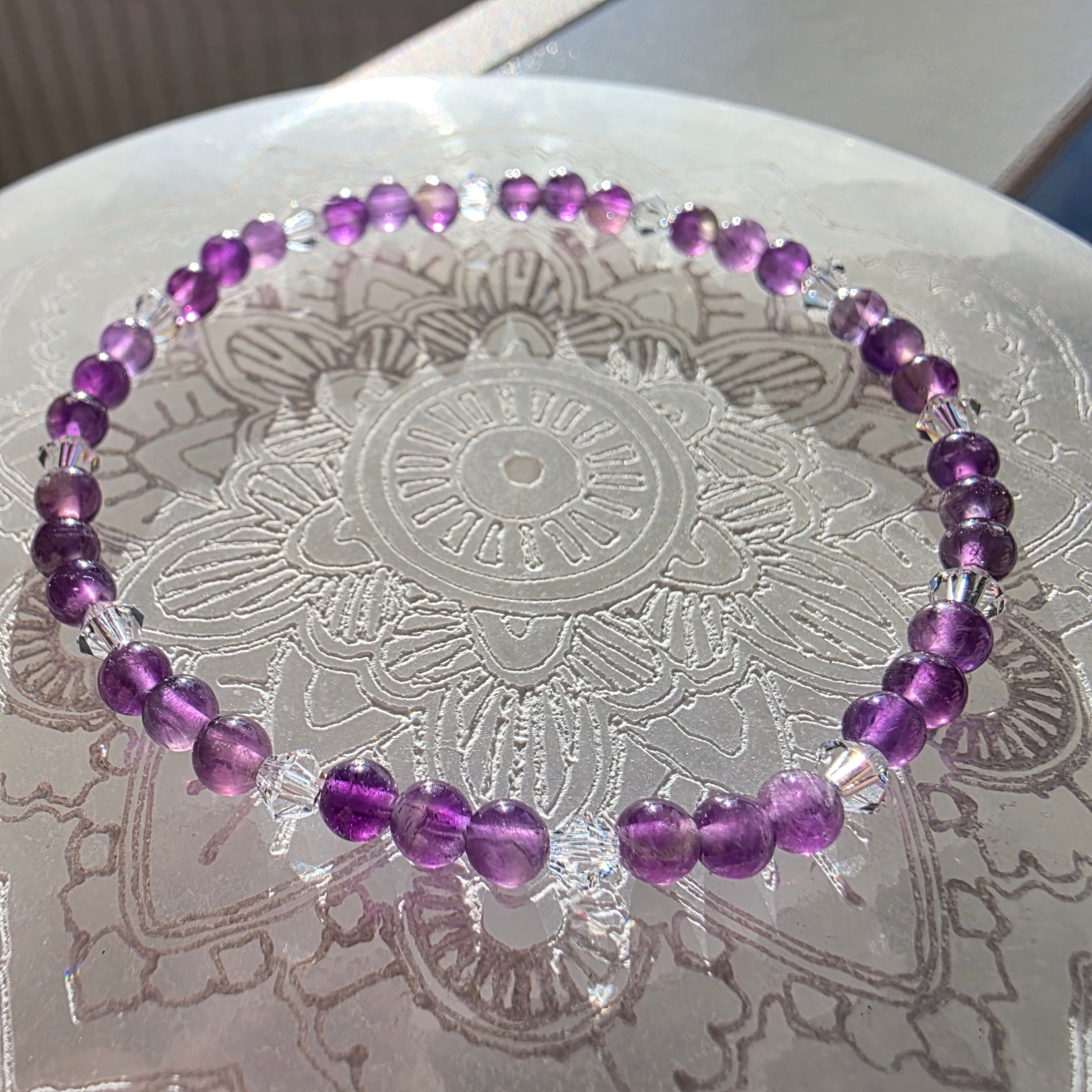 Amethyst & Kristall – handgefertigtes Reiki-Kugelarmband +/- 4 mm