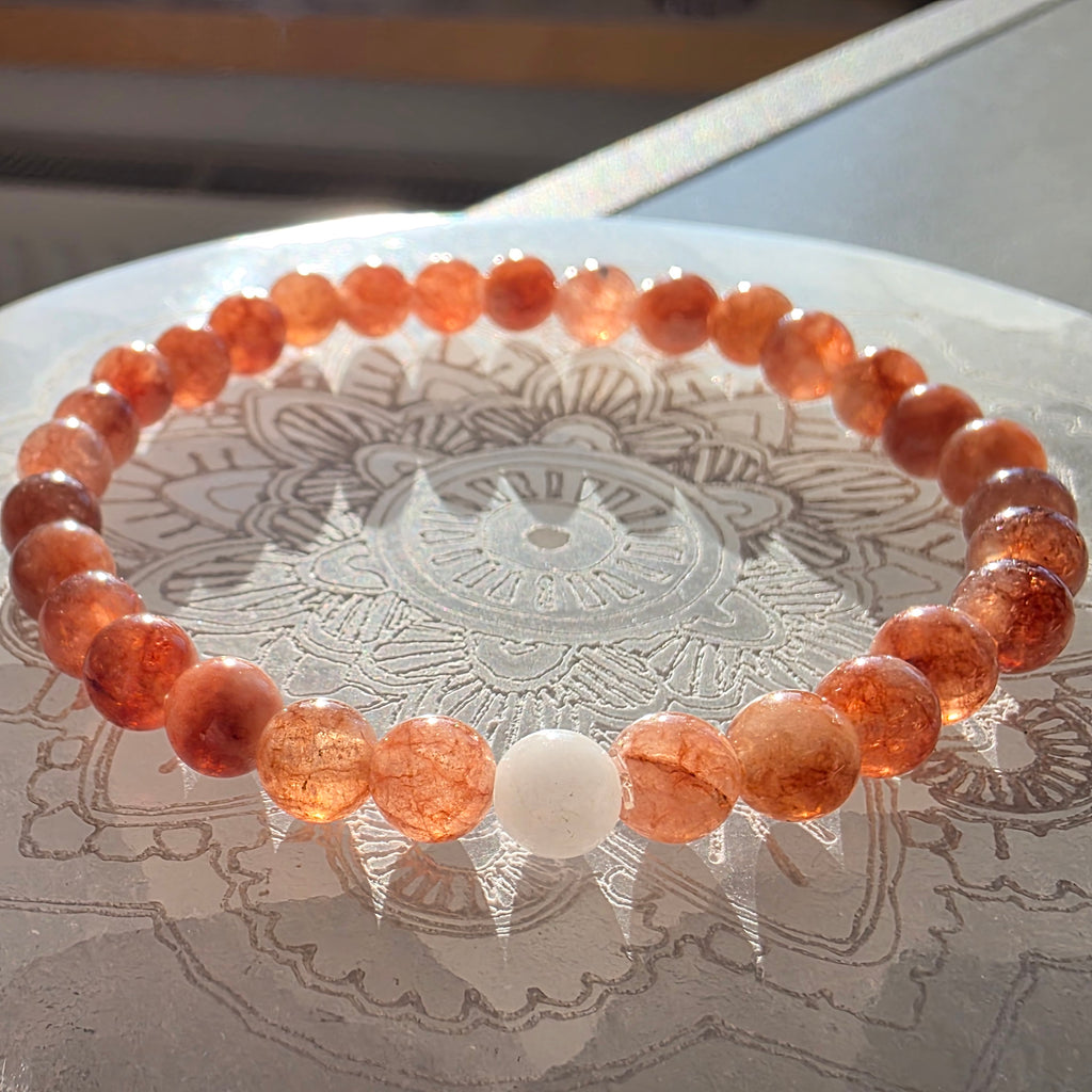 Sonnenstein & Weißquarz – handgefertigtes Reiki-Kugelarmband – limitierte Einzelstücke 6 mm