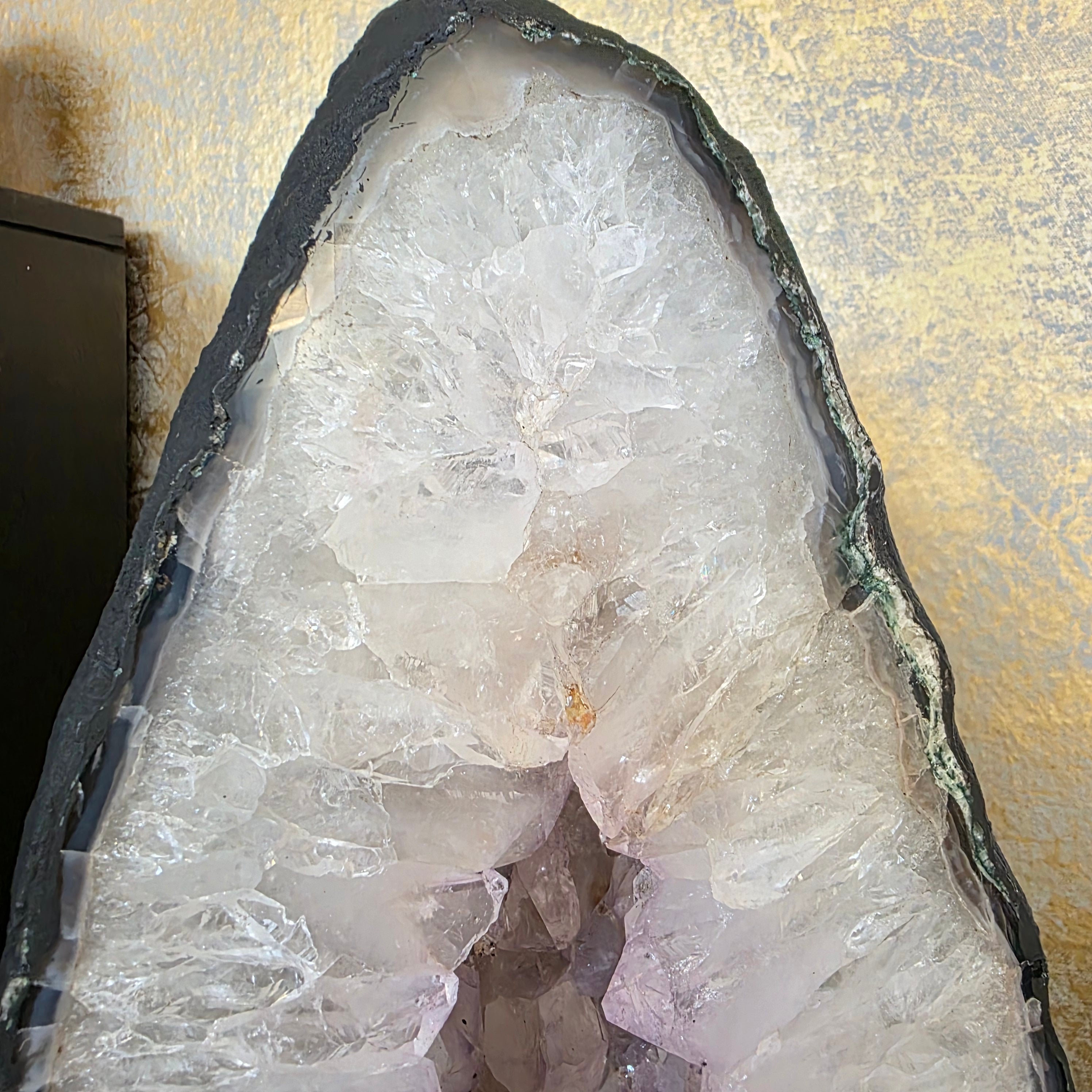 Amethyst +/- 46,65 kg 75x34x19 cm
