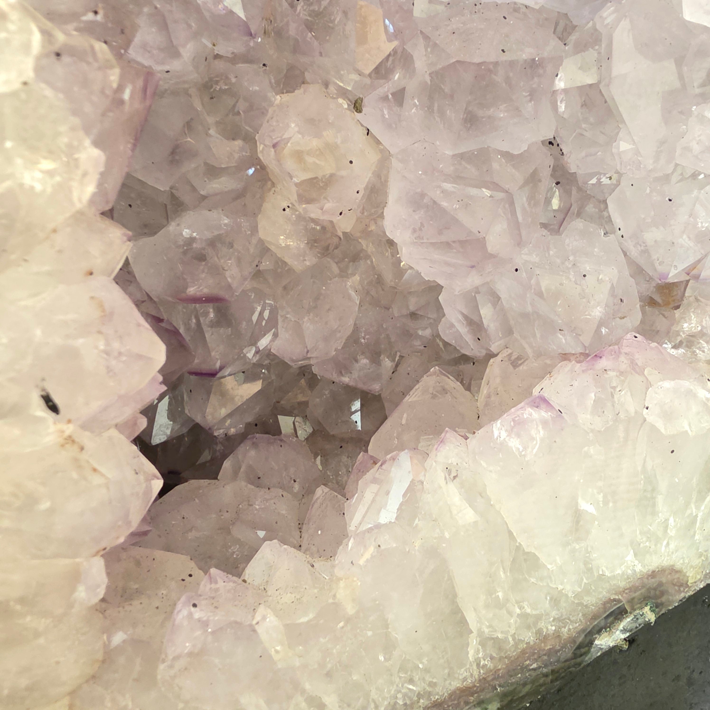 Amethyst +/- 46,65 kg 75x34x19 cm