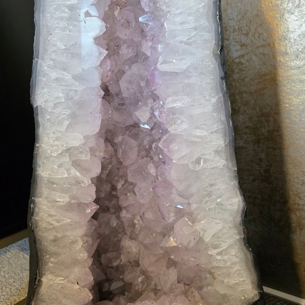 Amethyst +/- 46,65 kg 75x34x19 cm