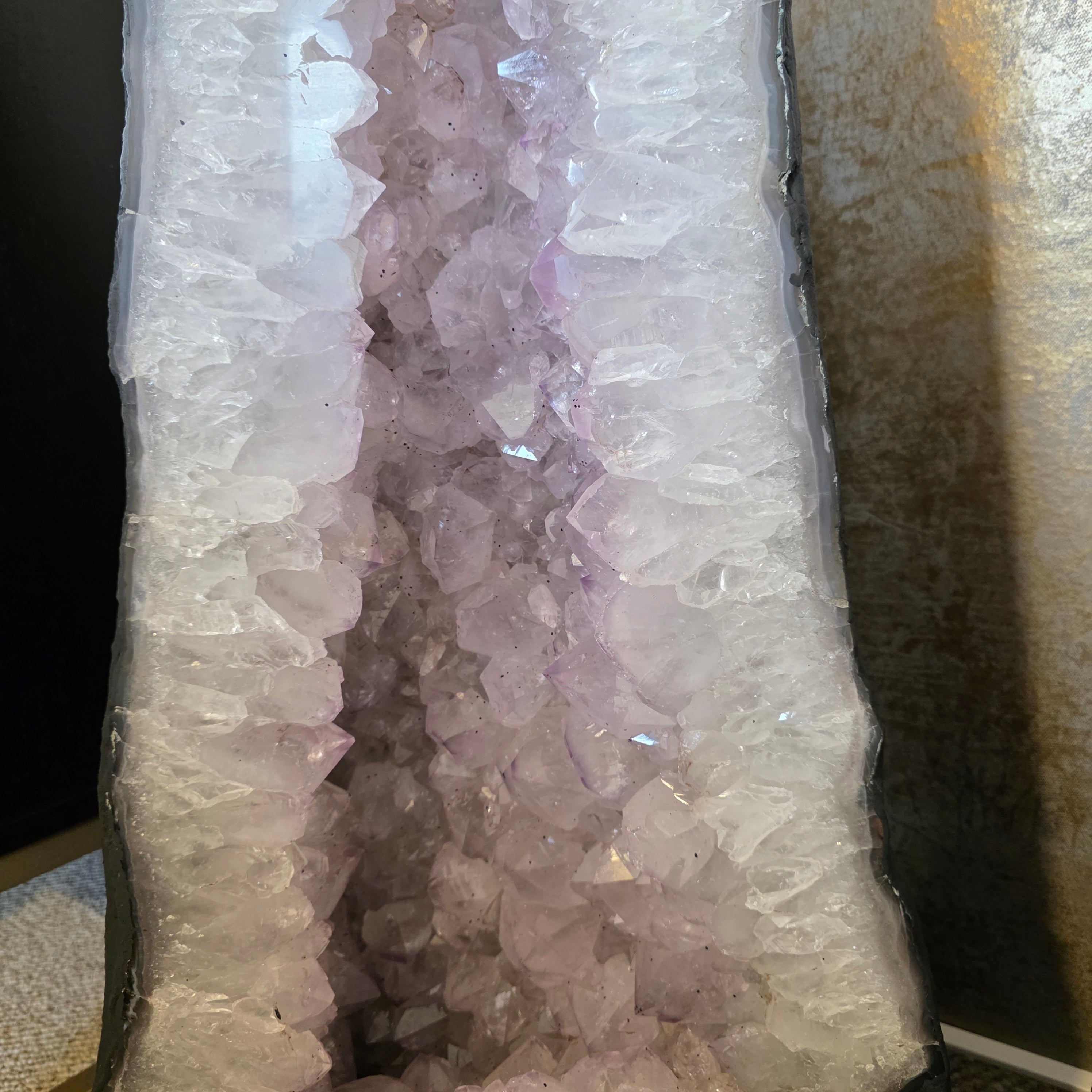 Amethyst +/- 46,65 kg 75x34x19 cm