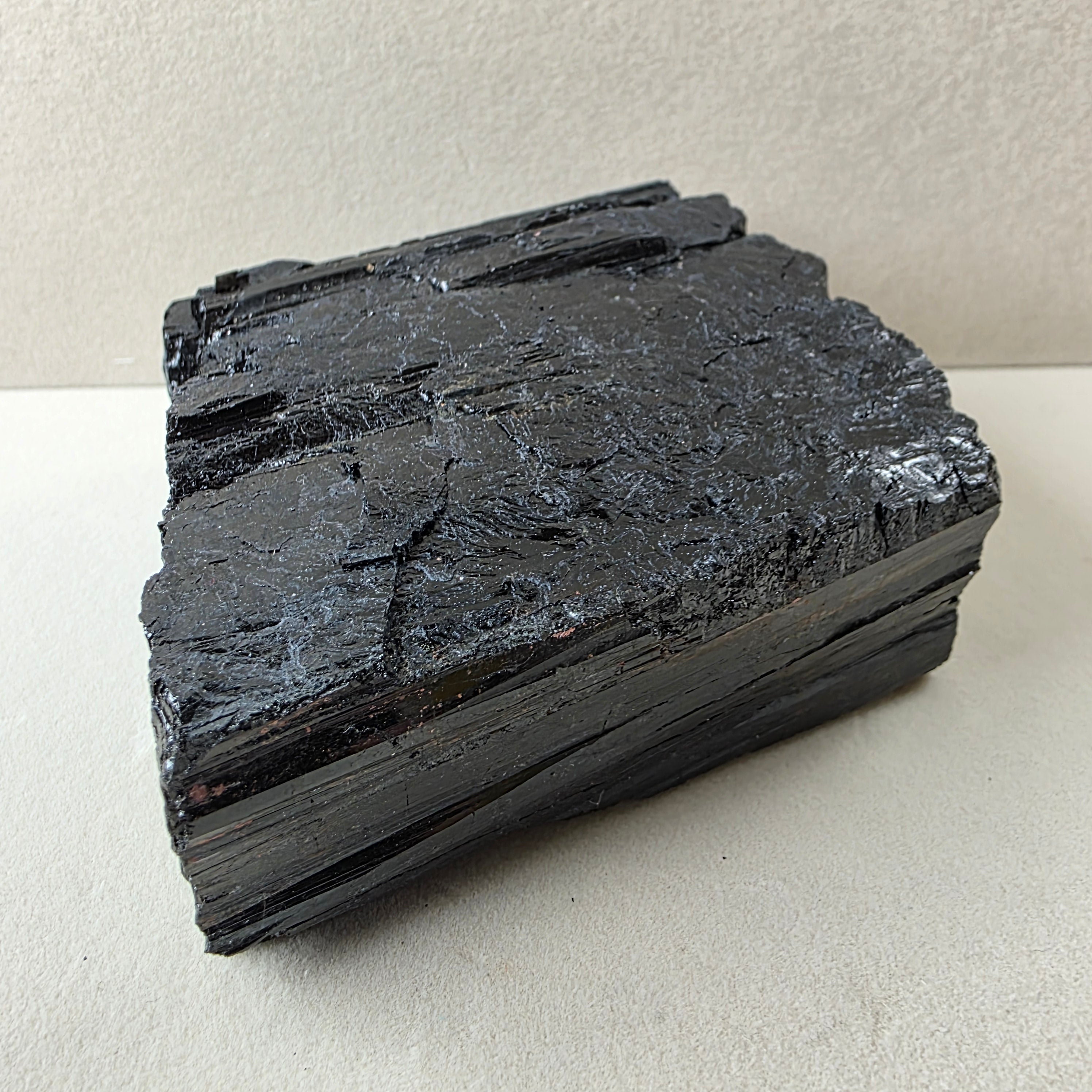 Turmalin Schörl +/- 0,892 kg 8x10x3,5 cm