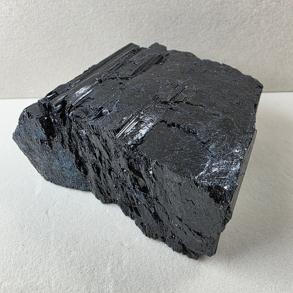Turmalin Schörl +/- 0,892 kg 8x10x3,5 cm
