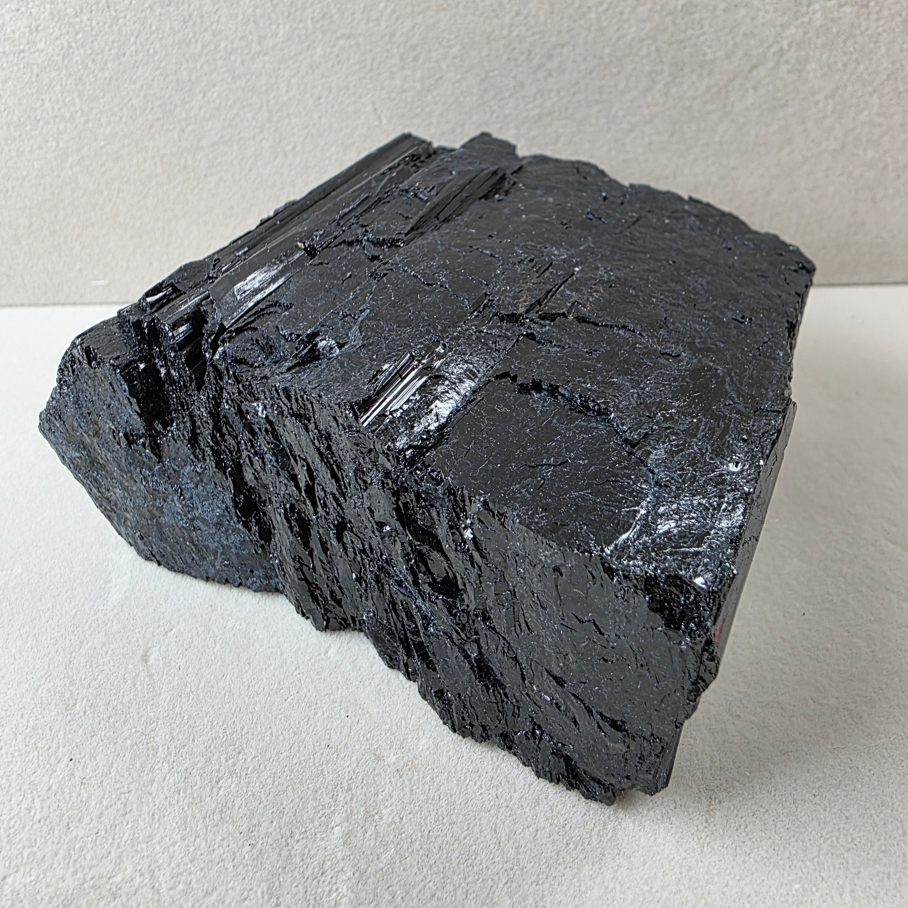 Turmalin Schörl +/- 0,892 kg 8x10x3,5 cm