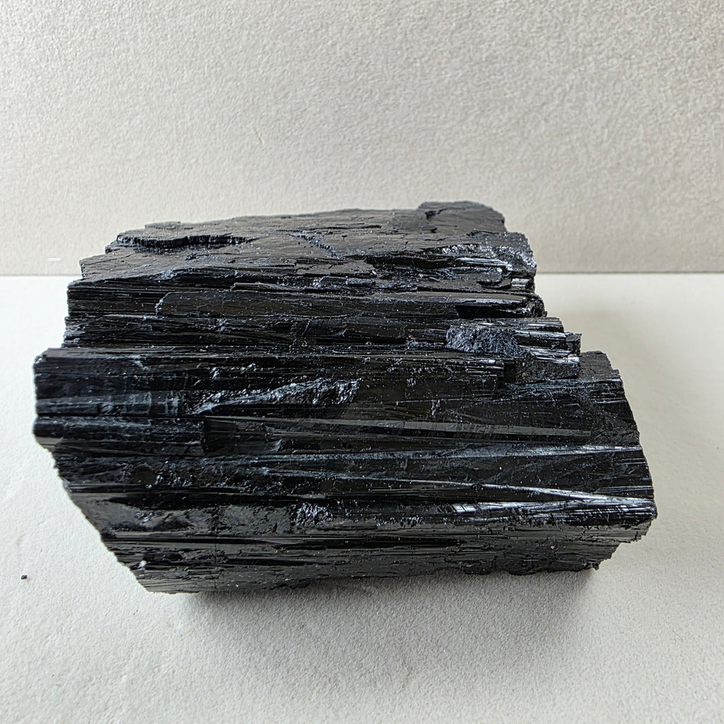 Turmalin Schörl +/- 0,892 kg 8x10x3,5 cm
