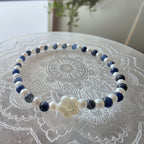 Sodalith & Süßwasserperlenoptik – handgefertigtes Reiki-Kugelarmband +/- 4 mm