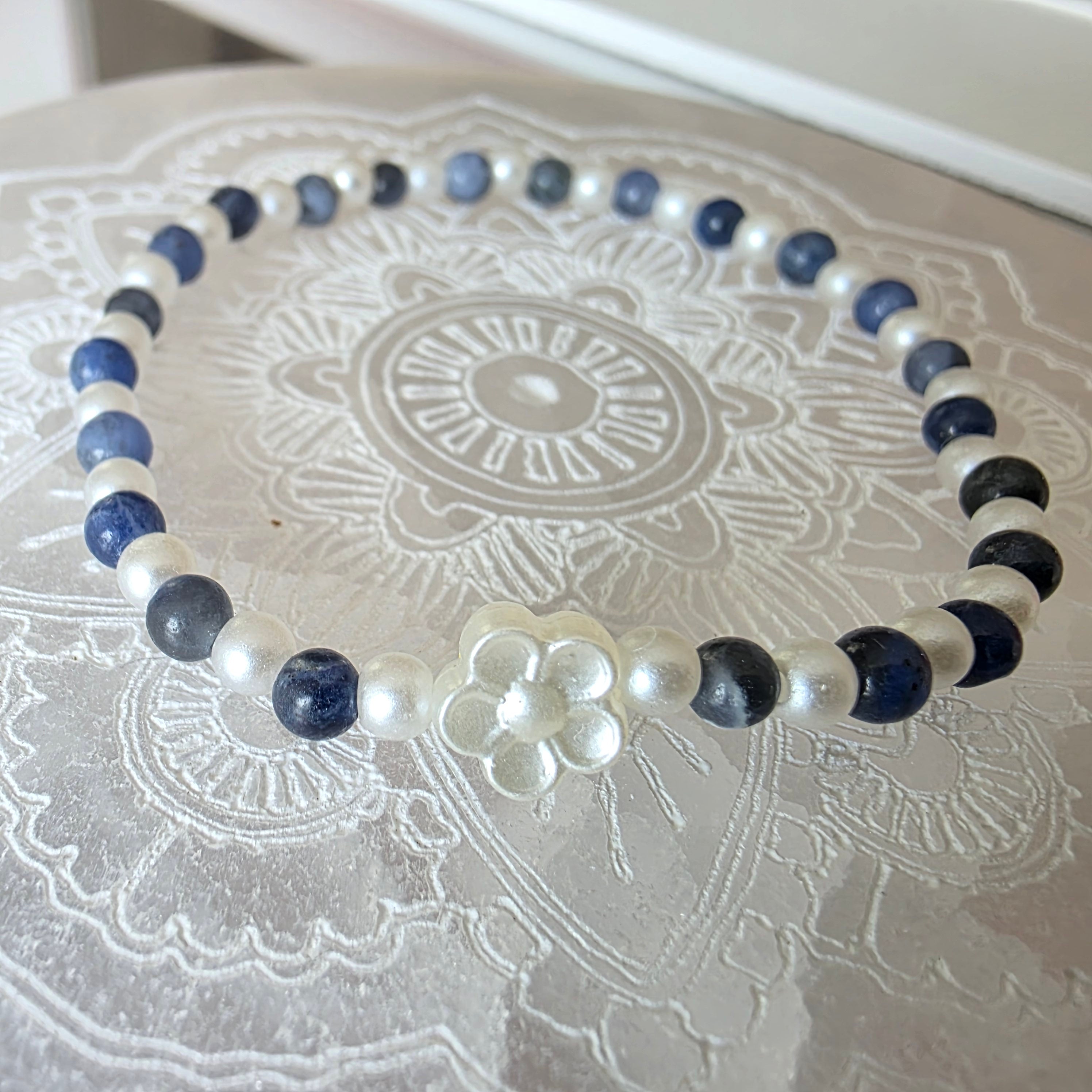 Sodalith & Süßwasserperlenoptik – handgefertigtes Reiki-Kugelarmband +/- 4 mm