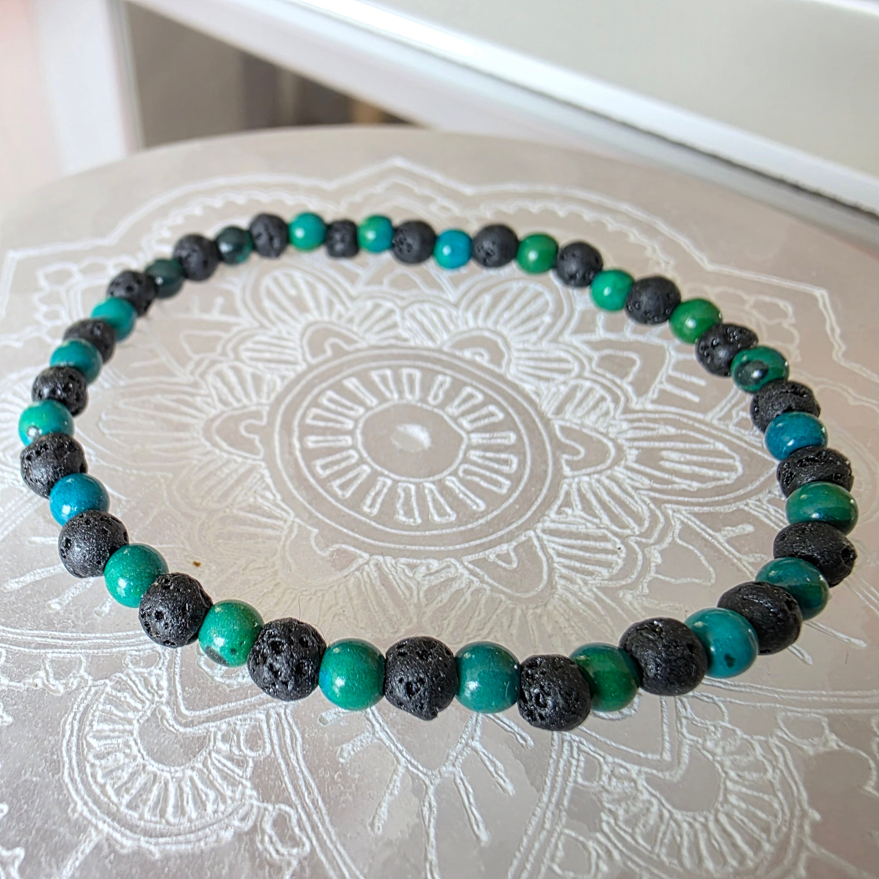 Chrysokoll & Lavastein – handgefertigtes Reiki-Kugelarmband +/- 4 mm