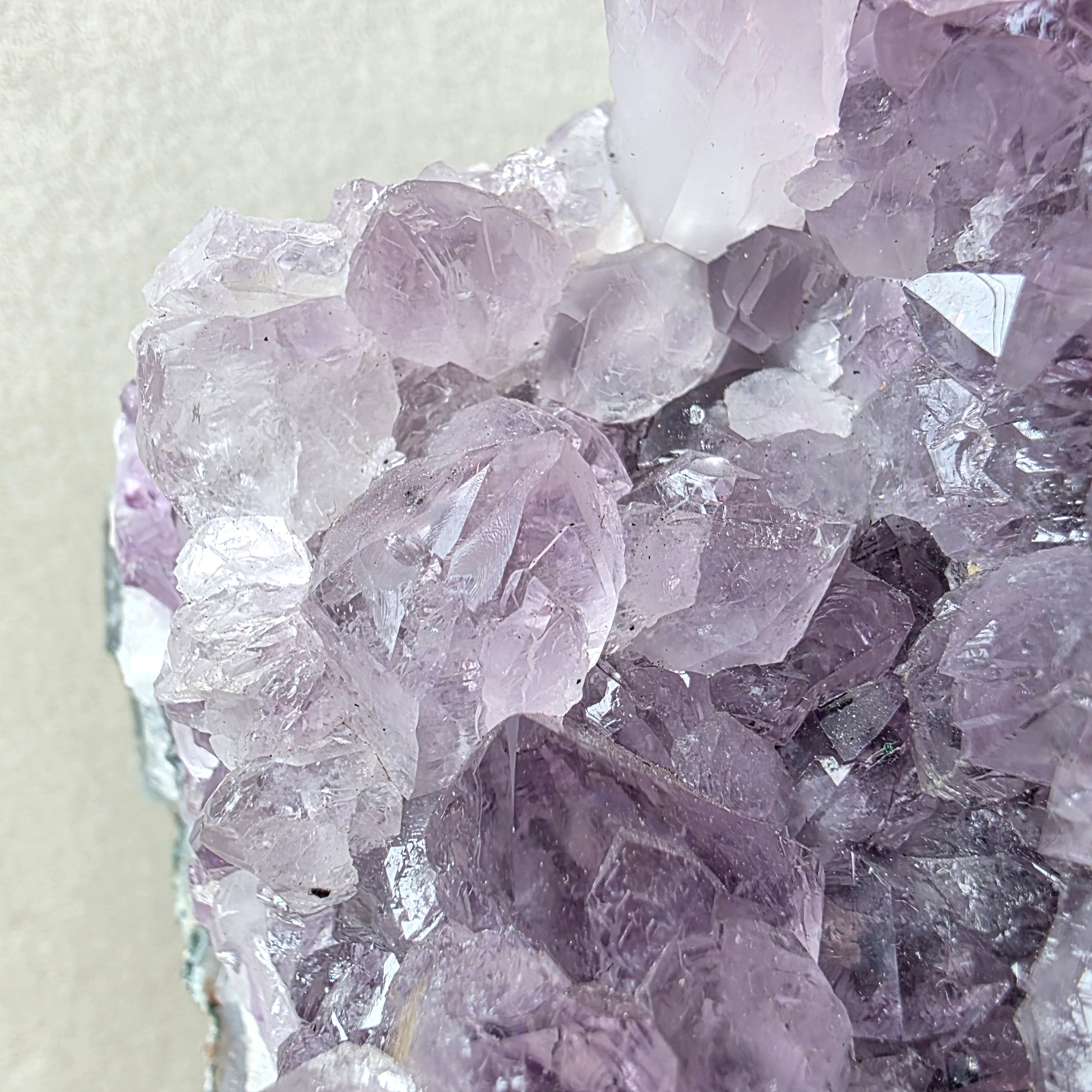 Amethyst +/- 1,006 kg 16x10,5x6 cm