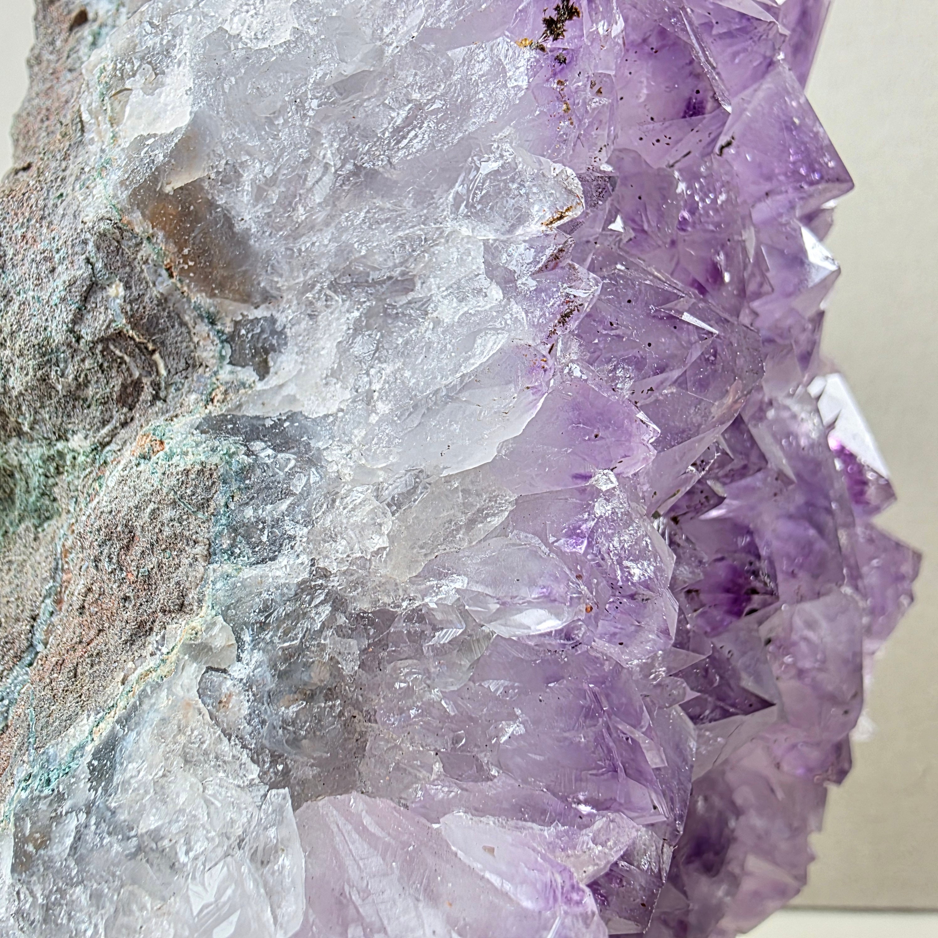 Amethyst +/- 1,084 kg 15x10,5x6 cm