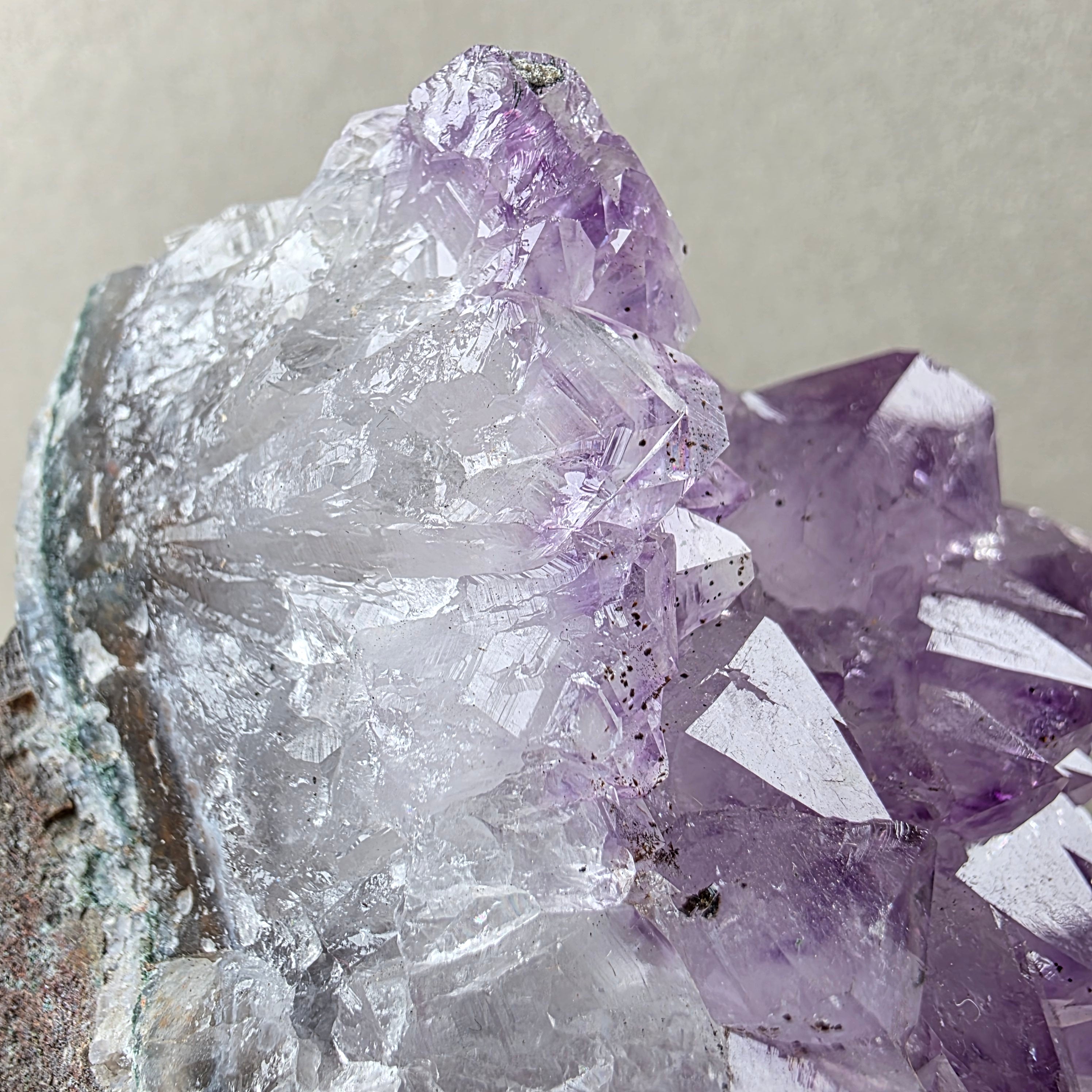 Amethyst +/- 1,084 kg 15x10,5x6 cm