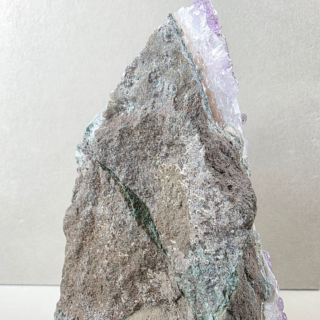 Amethyst +/- 1,084 kg 15x10,5x6 cm