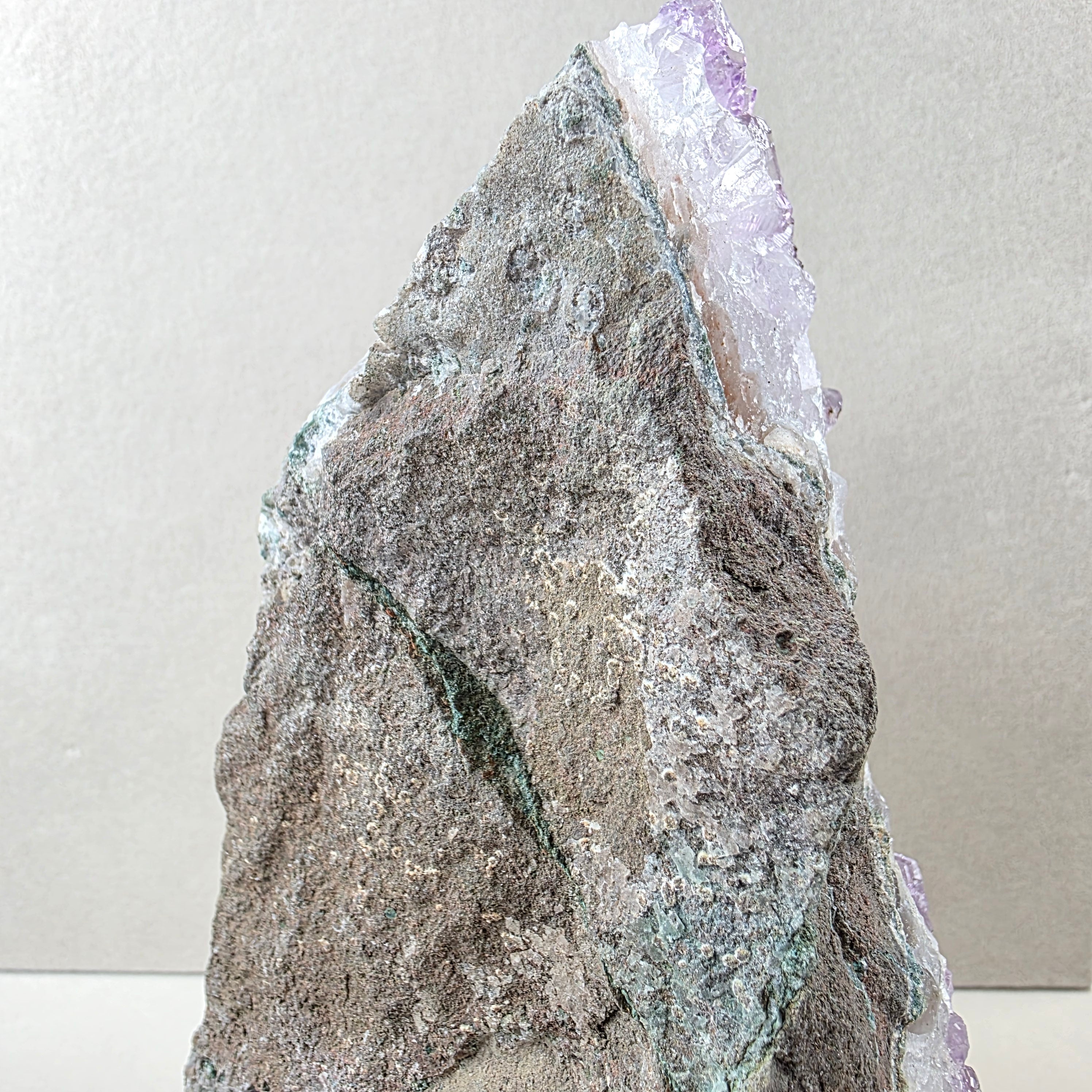 Amethyst +/- 1,084 kg 15x10,5x6 cm