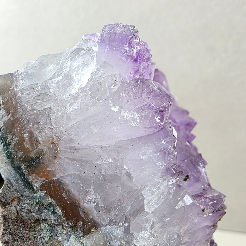 Amethyst +/- 1,084 kg 15x10,5x6 cm