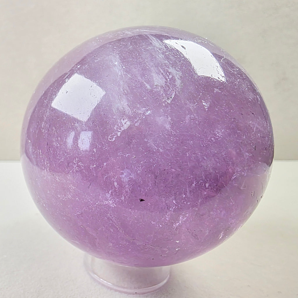 Amethyst Kugel +/- 0,645 kg Ø 8 cm