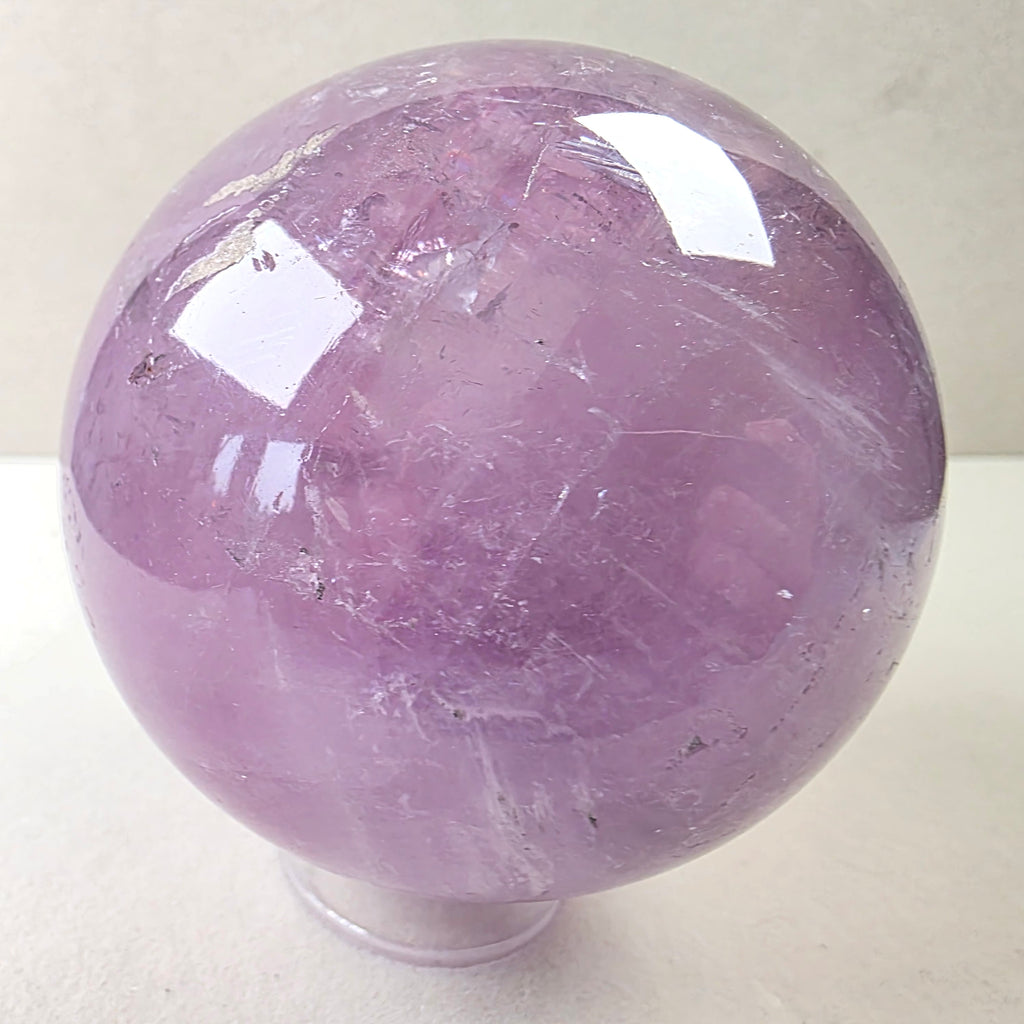 Amethyst Kugel +/- 0,645 kg Ø 8 cm
