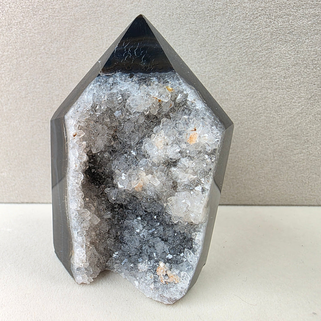 Calcedon schwarz +/- 0,160 kg 7x4,5x3,5 cm